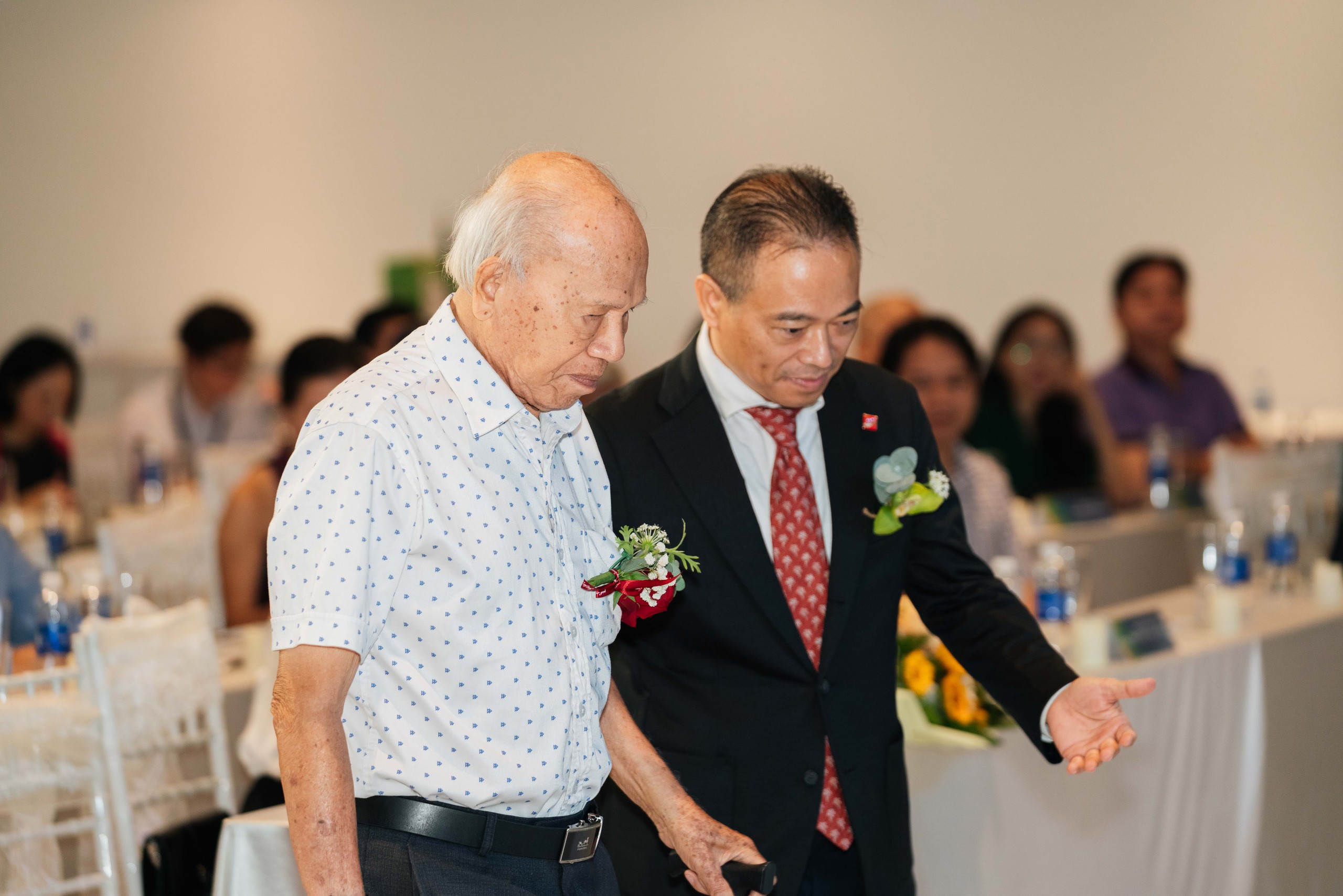 Nam Cường, Duyên Quỳnh hát ca khúc mừng ngày nhà giáo do AI phổ nhạc - Ảnh 1.