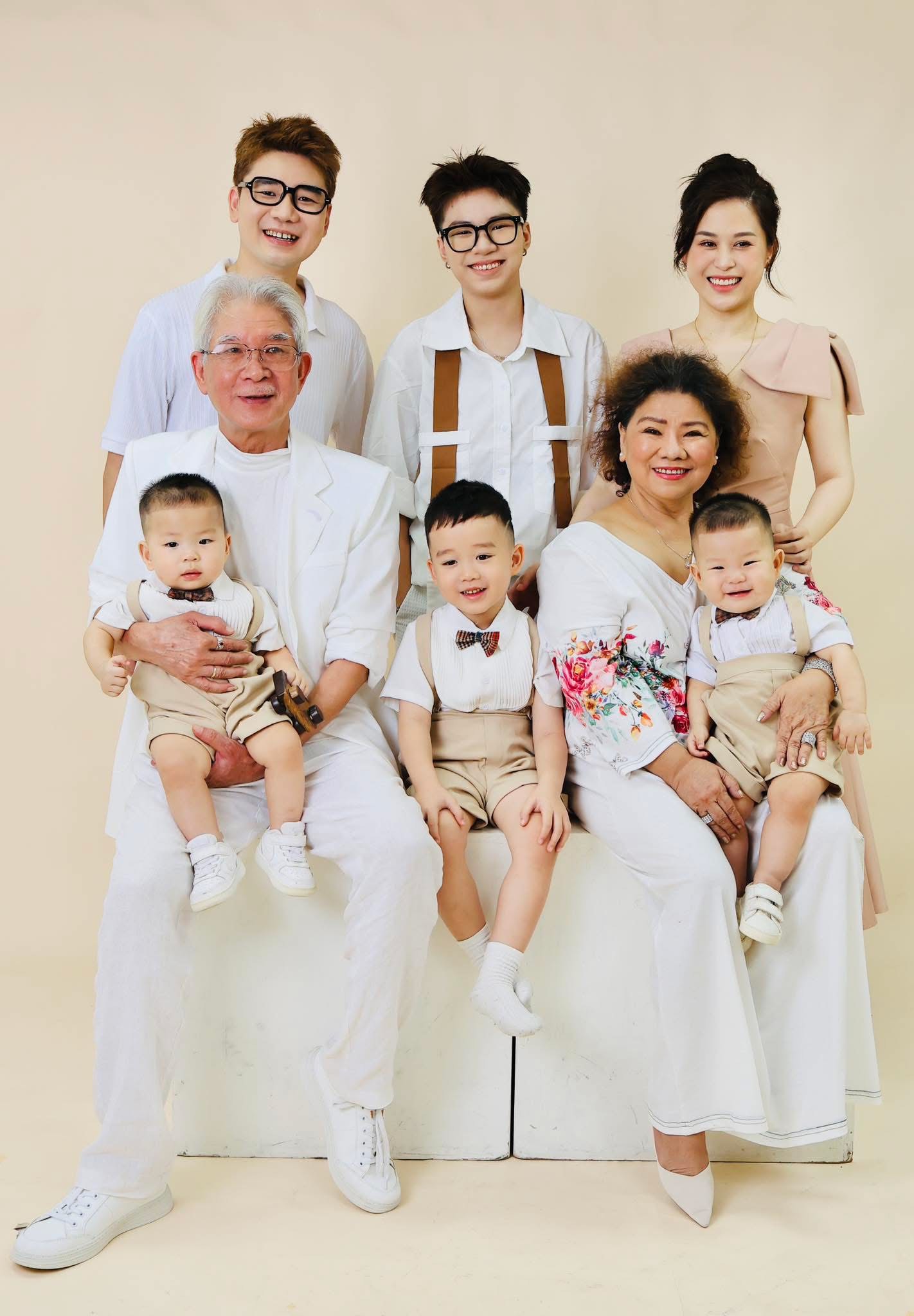 NSND Thanh Hoa và cuộc hôn nhân viên mãn bên chồng kém tuổi đầy cảm hứng - Ảnh 1.