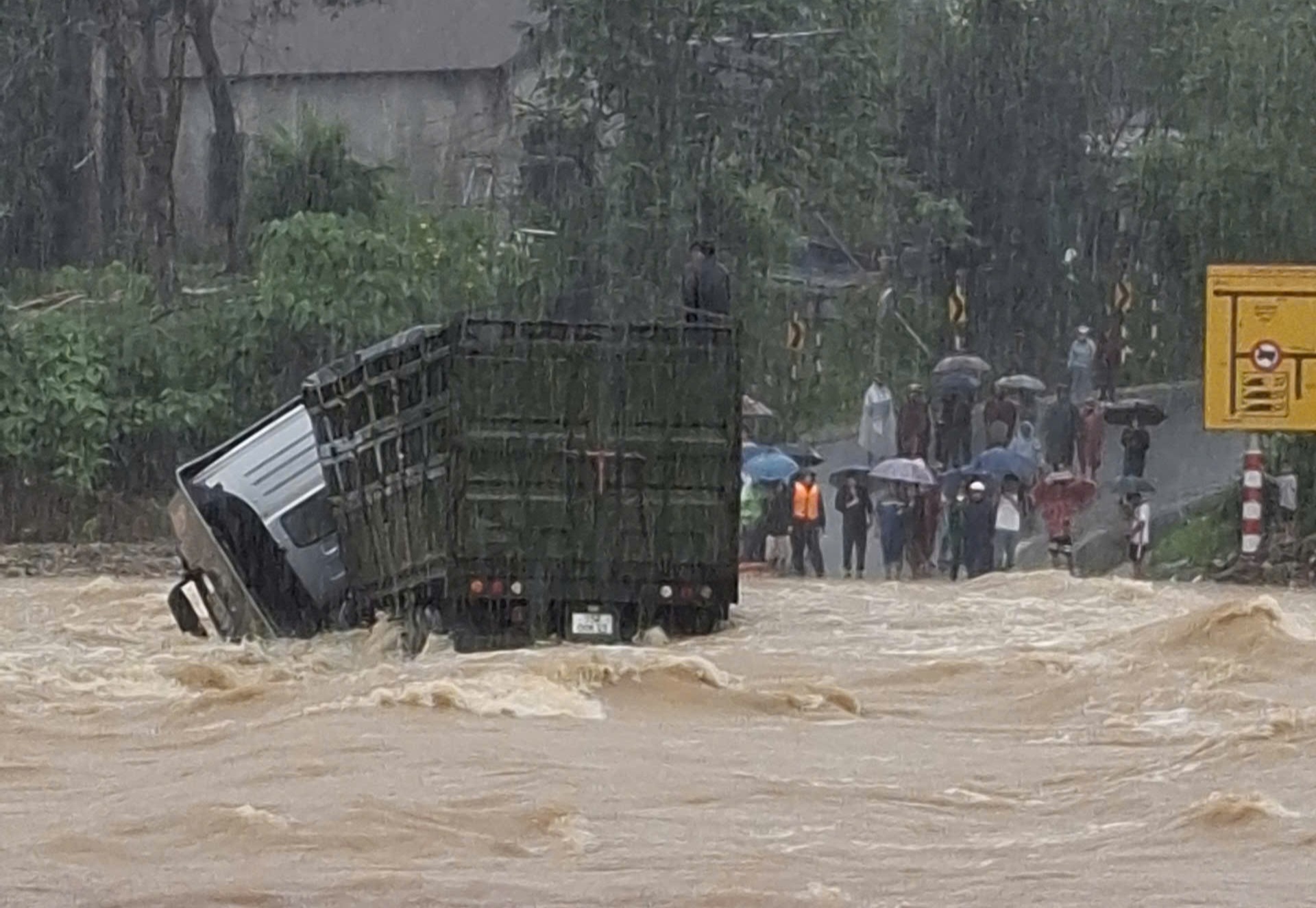 Xe tải vượt ngầm tràn, tài xế và xe bị cuốn trôi- Ảnh 1.