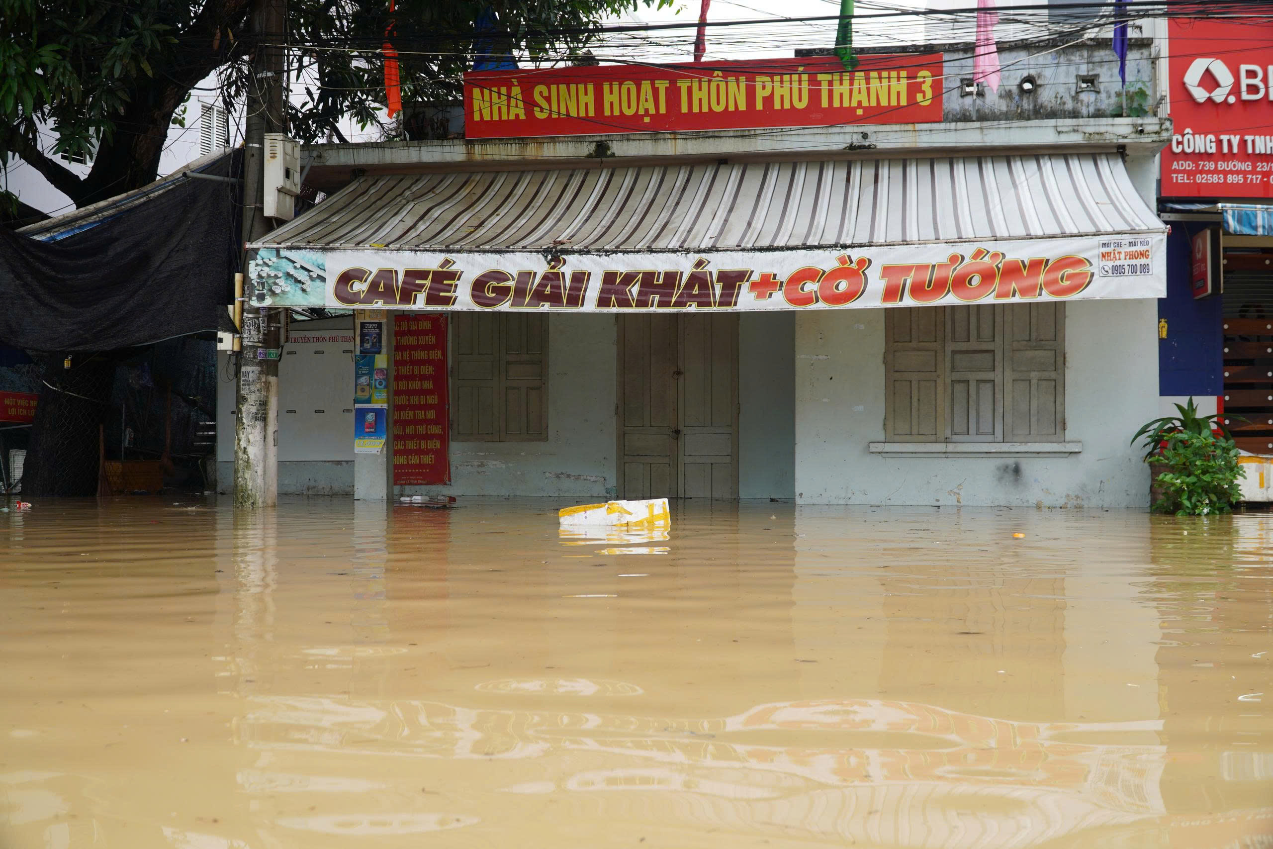 Nha Trang ngập sâu trong biển nước , lũ sông Cái dâng cao nghiêm trọng - Ảnh 11. Nha Trang ngập sâu trong biển nước , lũ sông Cái dâng cao nghiêm trọng - Ảnh 11.