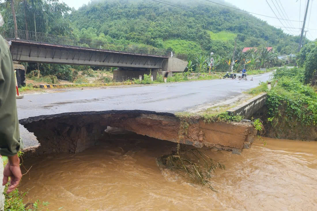 Khánh hòa ngập lụt nghiêm trọng từ miền núi đến đồng bằng do mưa lớn - Ảnh 1. Khánh hòa ngập lụt nghiêm trọng từ miền núi đến đồng bằng do mưa lớn - Ảnh 1.