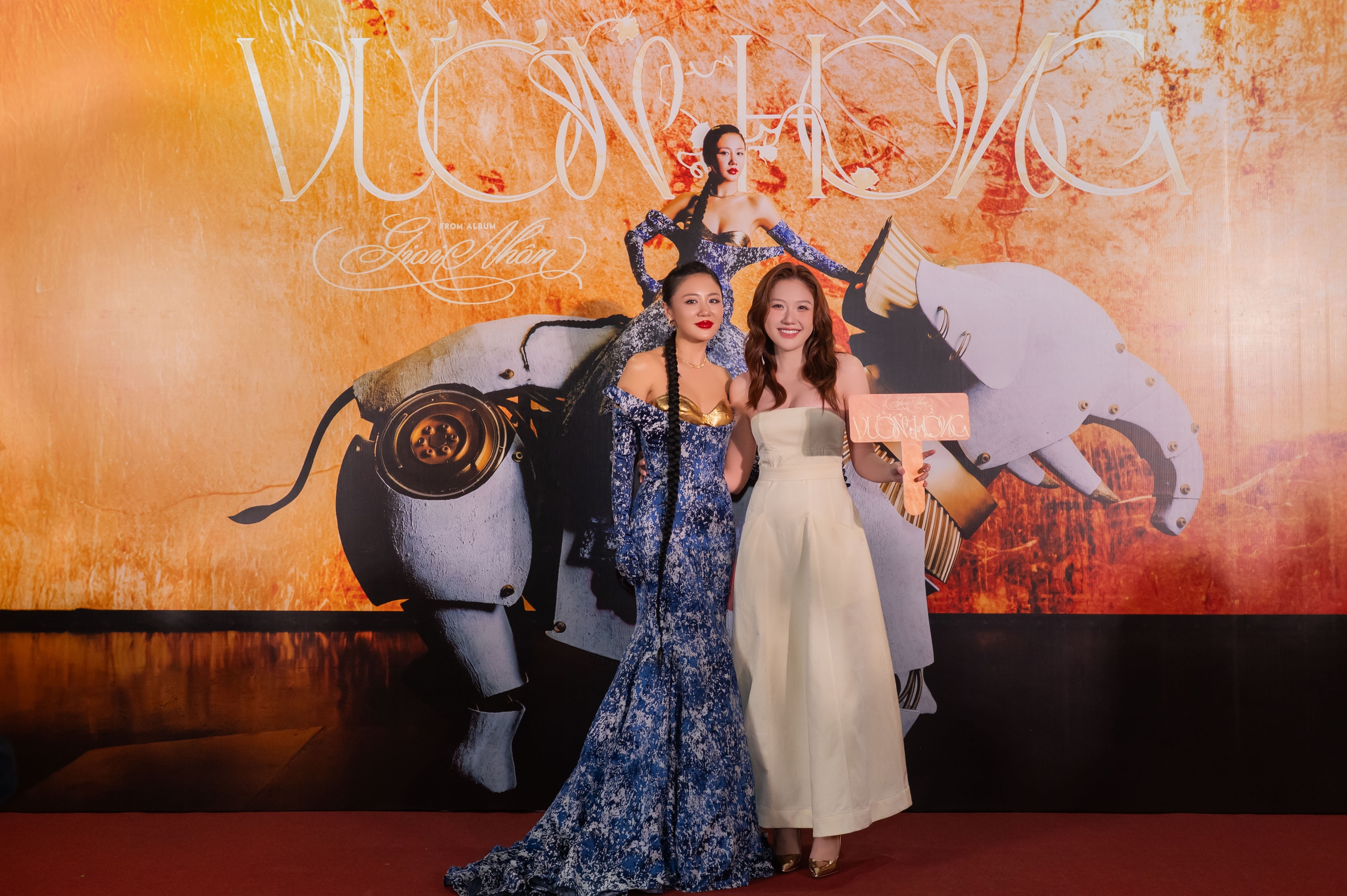 Uyển Ân mặc gợi cảm đến mừng Văn Mai Hương đón tin vui - Ảnh 2.