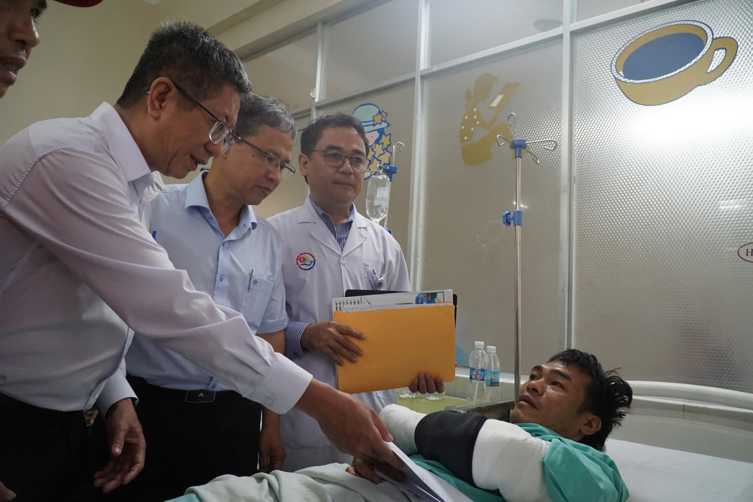 Sạt lở đèo Khánh Lê: Vợ chồng trẻ đi chụp ảnh cưới may mắn thoát chết - Ảnh 3.