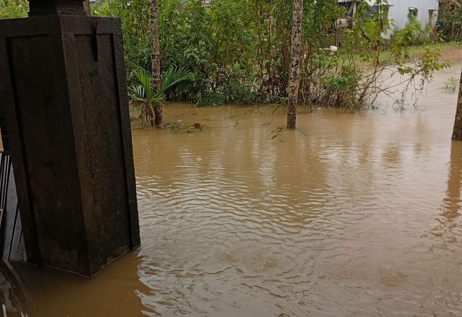 Nước lũ sông Bồ dâng cao tại Huế , học sinh nghỉ học khẩn cấp - Ảnh 4. Nước lũ sông Bồ dâng cao tại Huế , học sinh nghỉ học khẩn cấp - Ảnh 4.