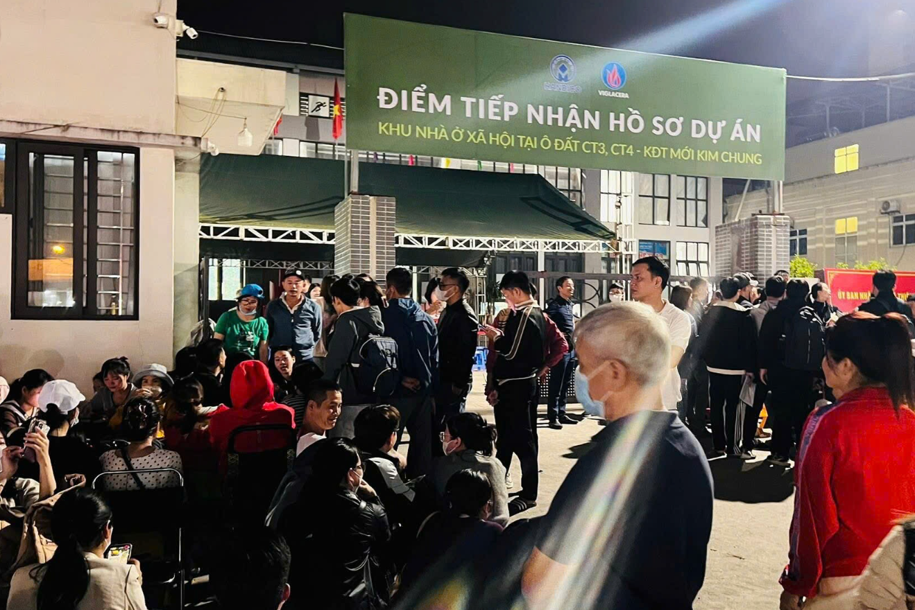 Trải bạt giữ chỗ, thức xuyên đêm chờ nộp hồ sơ mua nhà ở xã hội CT3 Kim Chung- Ảnh 1. Trải bạt giữ chỗ, thức xuyên đêm chờ nộp hồ sơ mua nhà ở xã hội CT3 Kim Chung- Ảnh 1.