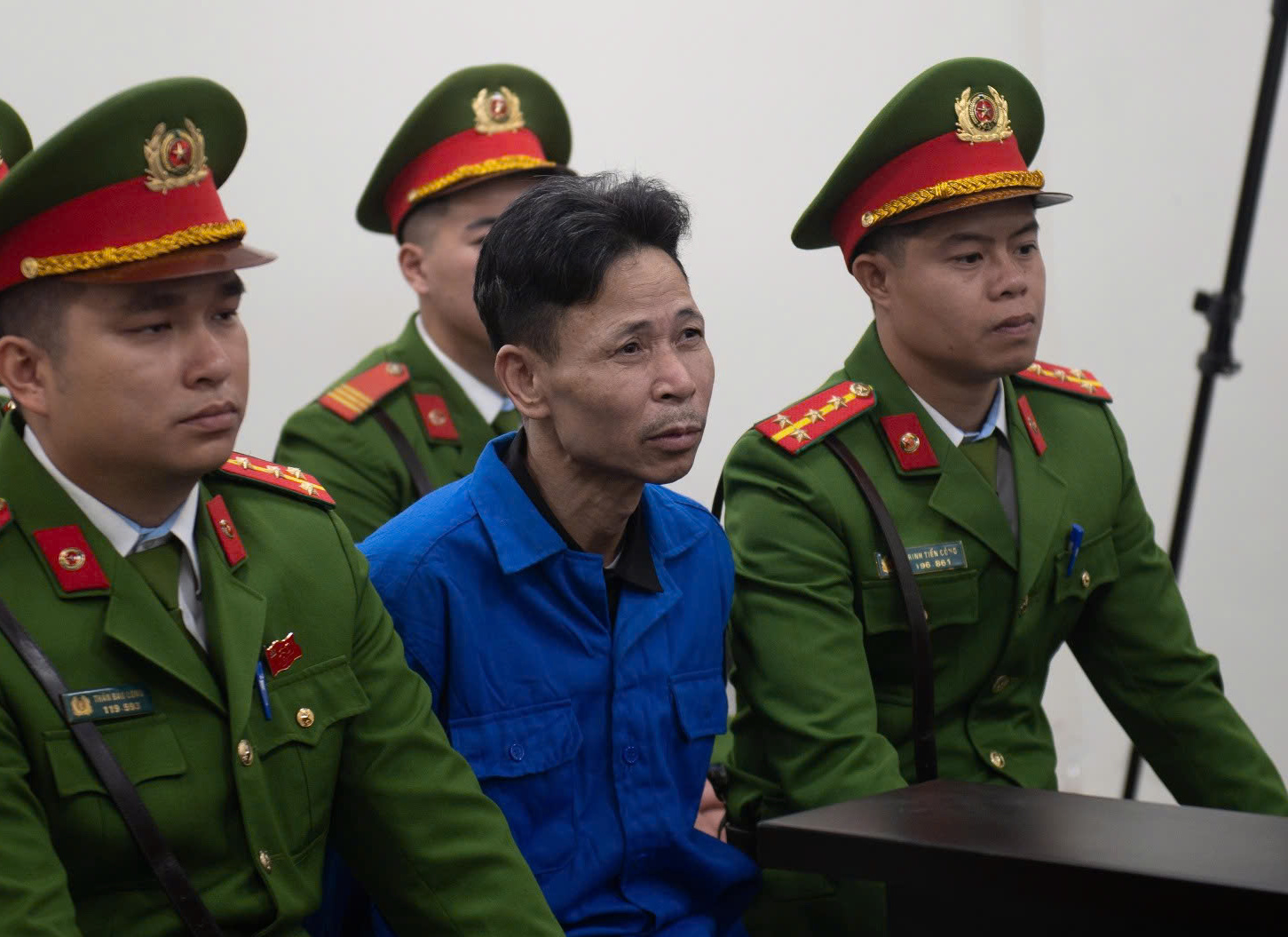 Bị cáo tẩm xăng đốt quán 11 người chết nói 'tai điếc cả 2 bên'- Ảnh 1. Bị cáo tẩm xăng đốt quán 11 người chết nói 'tai điếc cả 2 bên'- Ảnh 1.