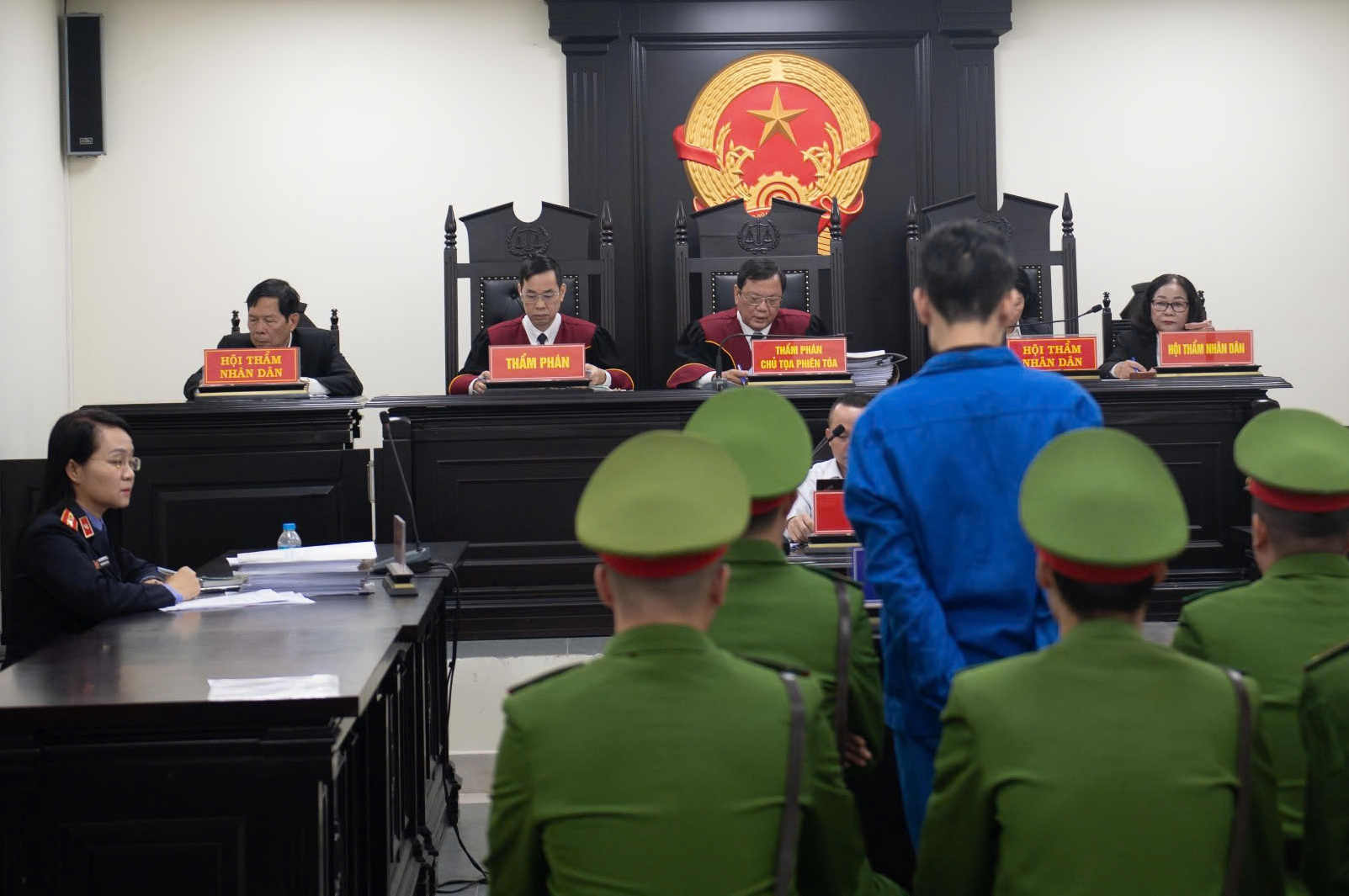 Bị cáo tẩm xăng đốt quán 11 người chết nói 'tai điếc cả 2 bên'- Ảnh 2. Bị cáo tẩm xăng đốt quán 11 người chết nói 'tai điếc cả 2 bên'- Ảnh 2.