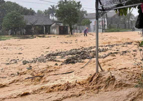Mưa lũ miền Trung làm 7 người chết, 4 người mất tích- Ảnh 1. Mưa lũ miền Trung làm 7 người chết, 4 người mất tích- Ảnh 1.