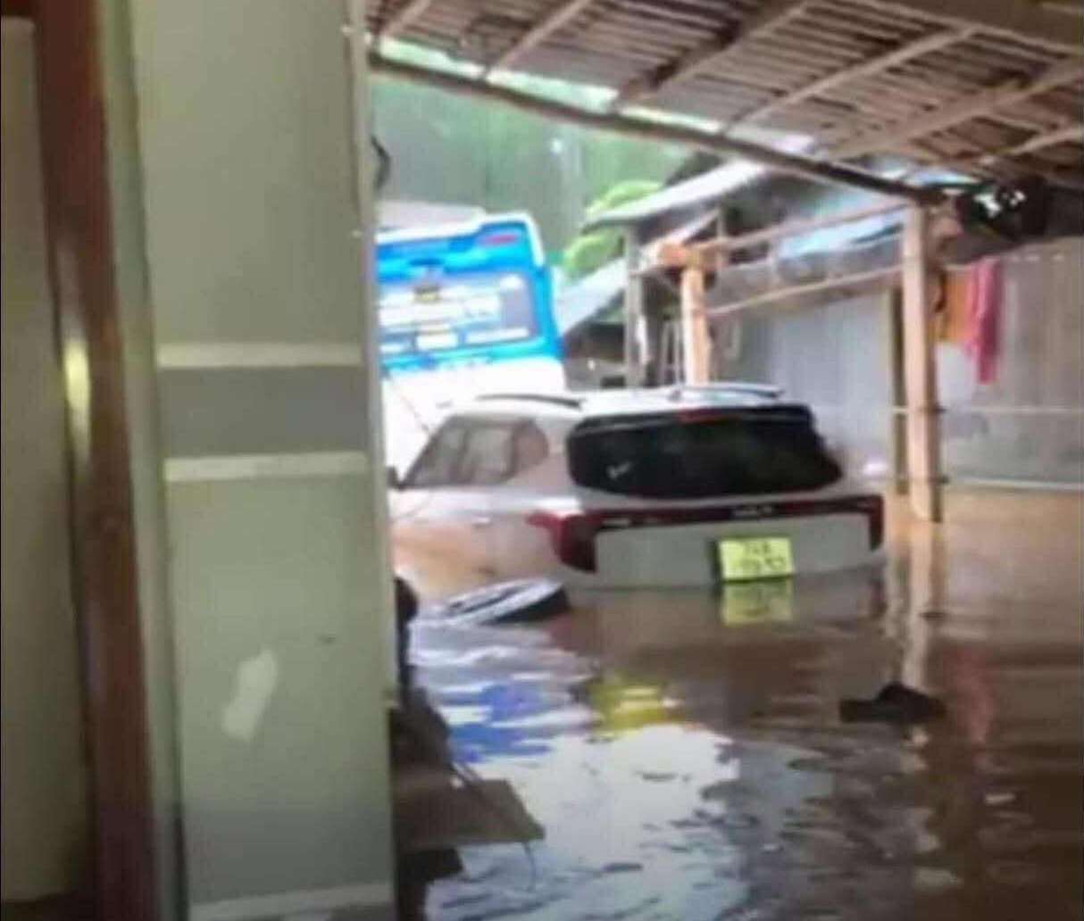 Quảng Trị mưa lớn, xã miền núi di dời hơn 200 hộ khỏi vùng ngập lụt- Ảnh 1.