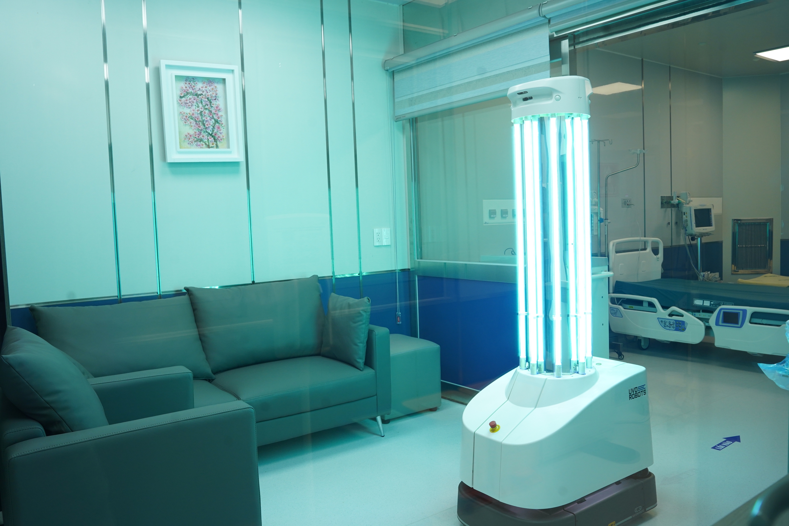 Vì sao Bệnh viện Chợ Rẫy dùng robot khử khuẩn phòng mổ bằng tia cực tím?- Ảnh 1. Vì sao Bệnh viện Chợ Rẫy dùng robot khử khuẩn phòng mổ bằng tia cực tím?- Ảnh 1.