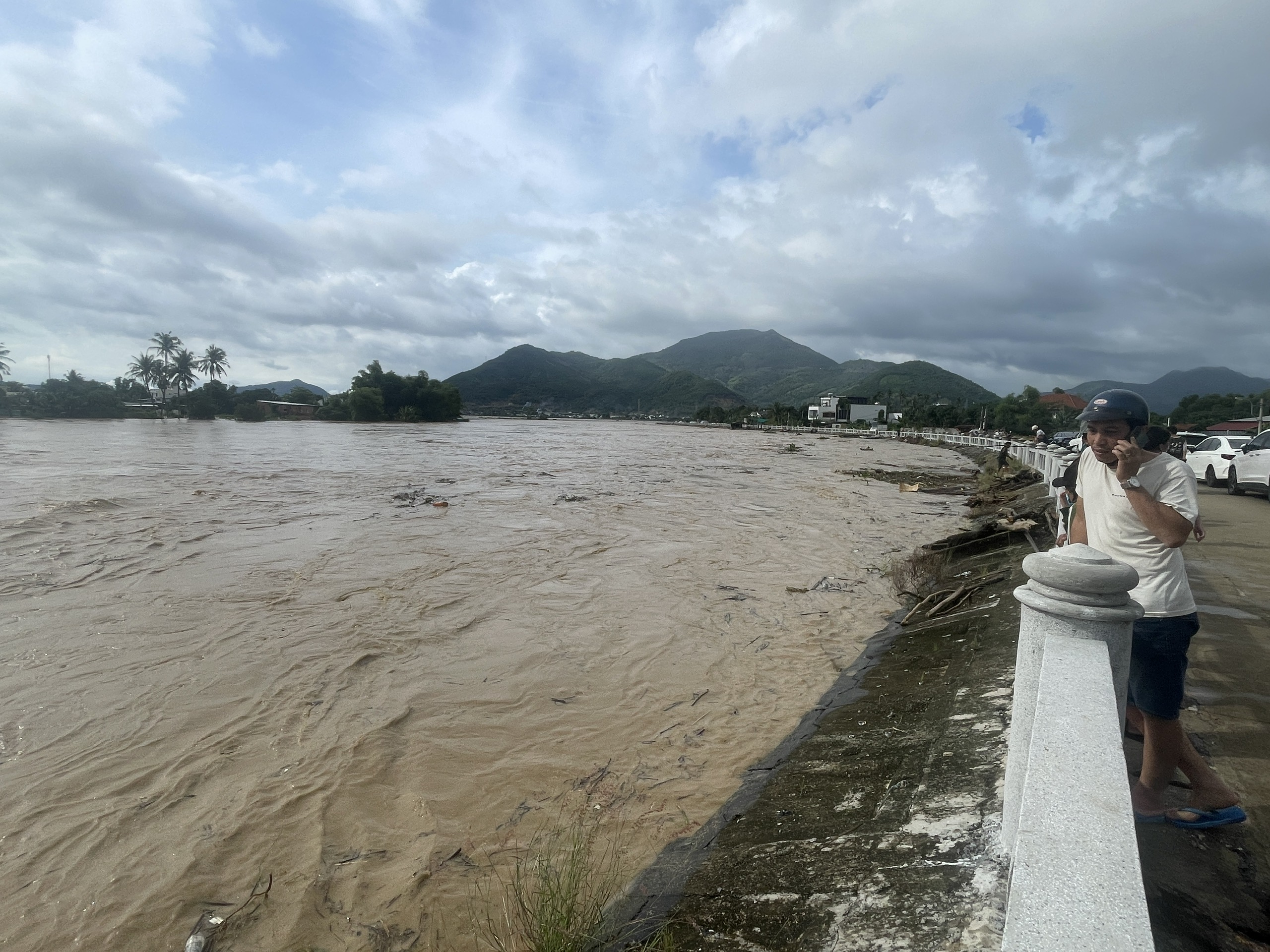 Nha Trang ngập sâu trong biển nước , lũ sông Cái dâng cao nghiêm trọng - Ảnh 8. Nha Trang ngập sâu trong biển nước , lũ sông Cái dâng cao nghiêm trọng - Ảnh 8.