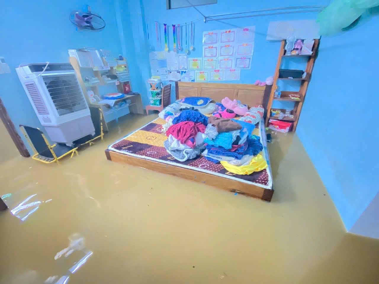 Huế kích hoạt còi báo động, nhiều nơi ngập lụt trở lại- Ảnh 2. Huế kích hoạt còi báo động, nhiều nơi ngập lụt trở lại- Ảnh 2.