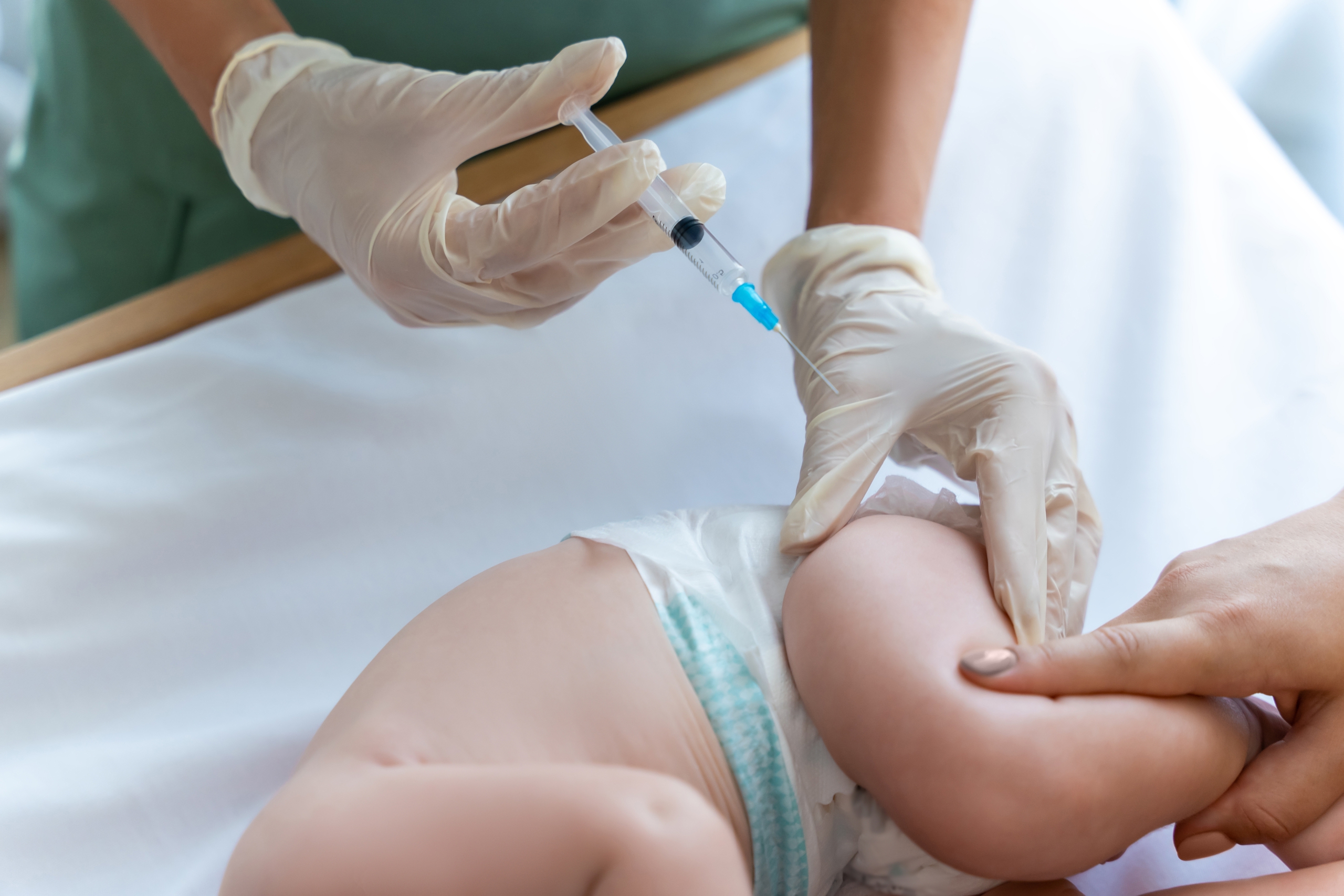 Trẻ dưới một tuổi nhập viện do RSV: Nguồn lây có thể chỉ từ 1 nụ hôn - Ảnh 4.