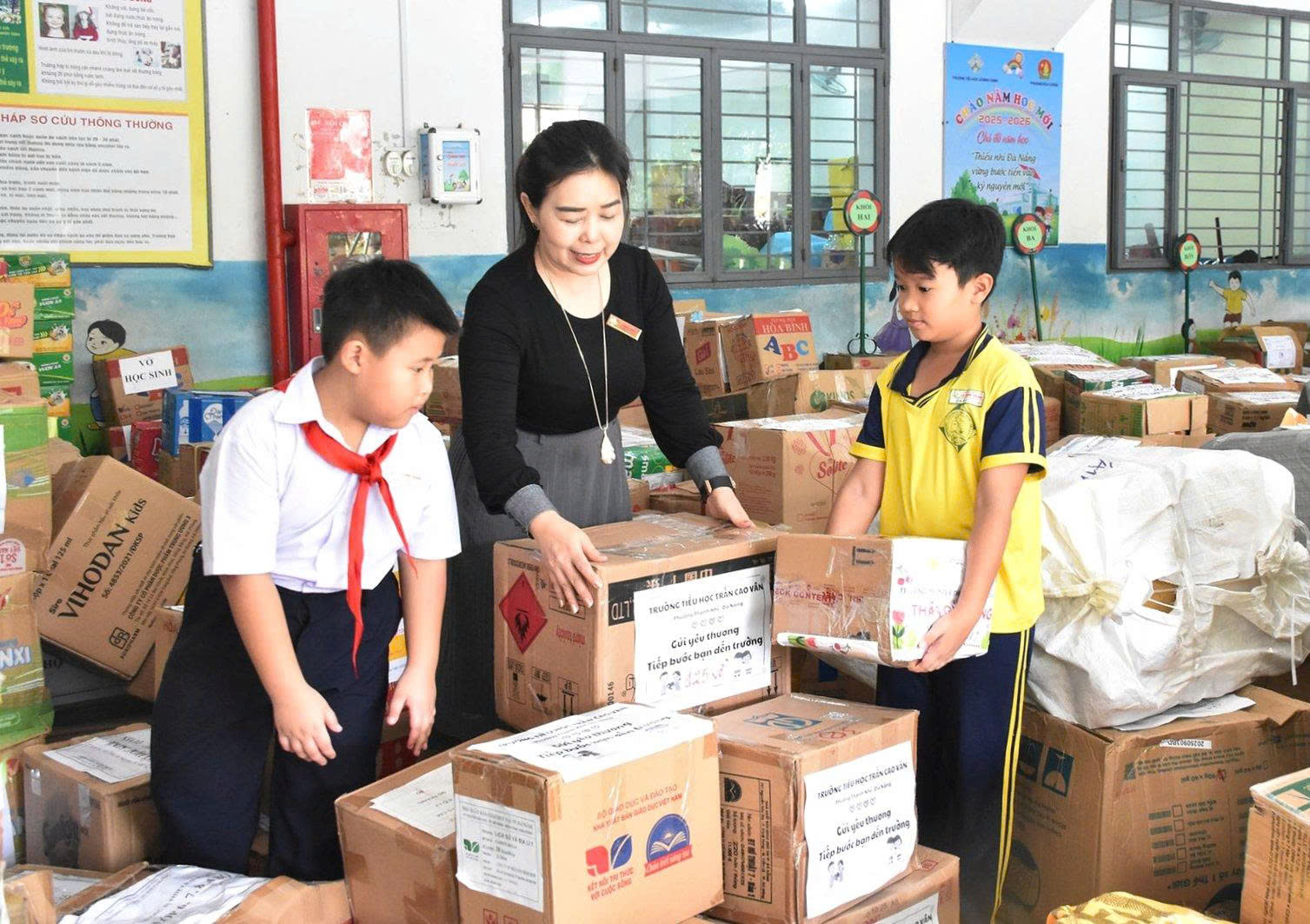 Bão lũ thay đổi cách tri ân ngày Nhà giáo - Ảnh 1.