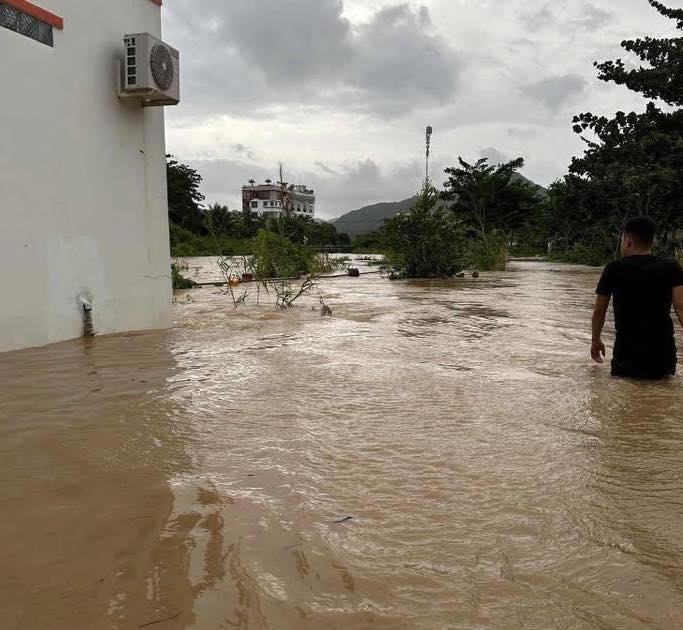 Khánh hòa ngập lụt nghiêm trọng từ miền núi đến đồng bằng do mưa lớn - Ảnh 3. Khánh hòa ngập lụt nghiêm trọng từ miền núi đến đồng bằng do mưa lớn - Ảnh 3.