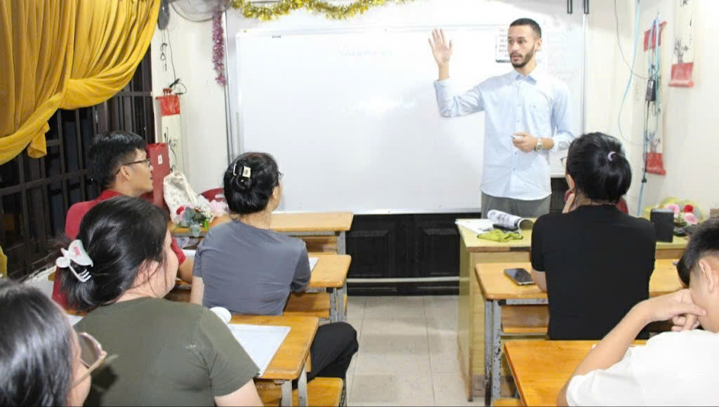 Những giáo viên không biên giới với lớp học 0 đồng - Ảnh 1. Những giáo viên không biên giới với lớp học 0 đồng - Ảnh 1.