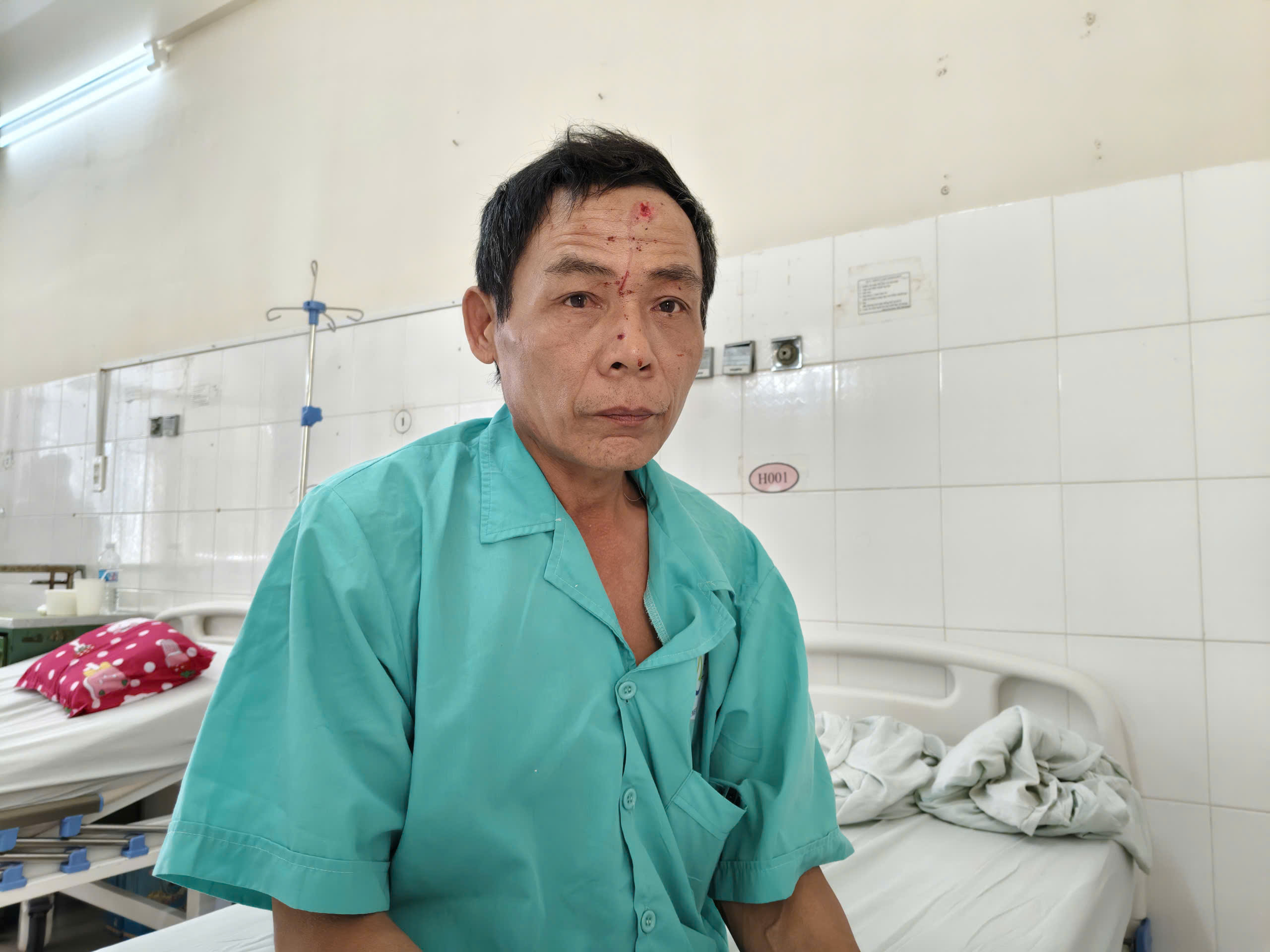 Sạt lở đèo Khánh Lê: Vợ chồng trẻ đi chụp ảnh cưới may mắn thoát chết - Ảnh 1.