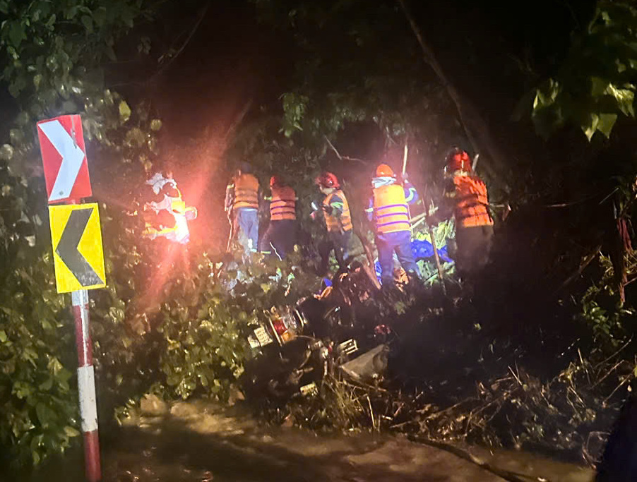 Khánh Hòa: Sạt lở đèo Khánh Sơn khiến 1 người chết, 1 người mất tích- Ảnh 1. Khánh Hòa: Sạt lở đèo Khánh Sơn khiến 1 người chết, 1 người mất tích- Ảnh 1.