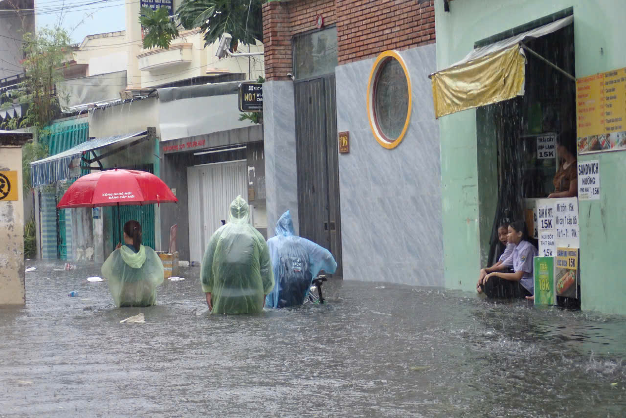 Lũ vượt báo động 3 trên hai sông Cái lớn nhất Khánh Hòa, cảnh báo ngập lụt - Ảnh 5. Lũ vượt báo động 3 trên hai sông Cái lớn nhất Khánh Hòa, cảnh báo ngập lụt - Ảnh 5.
