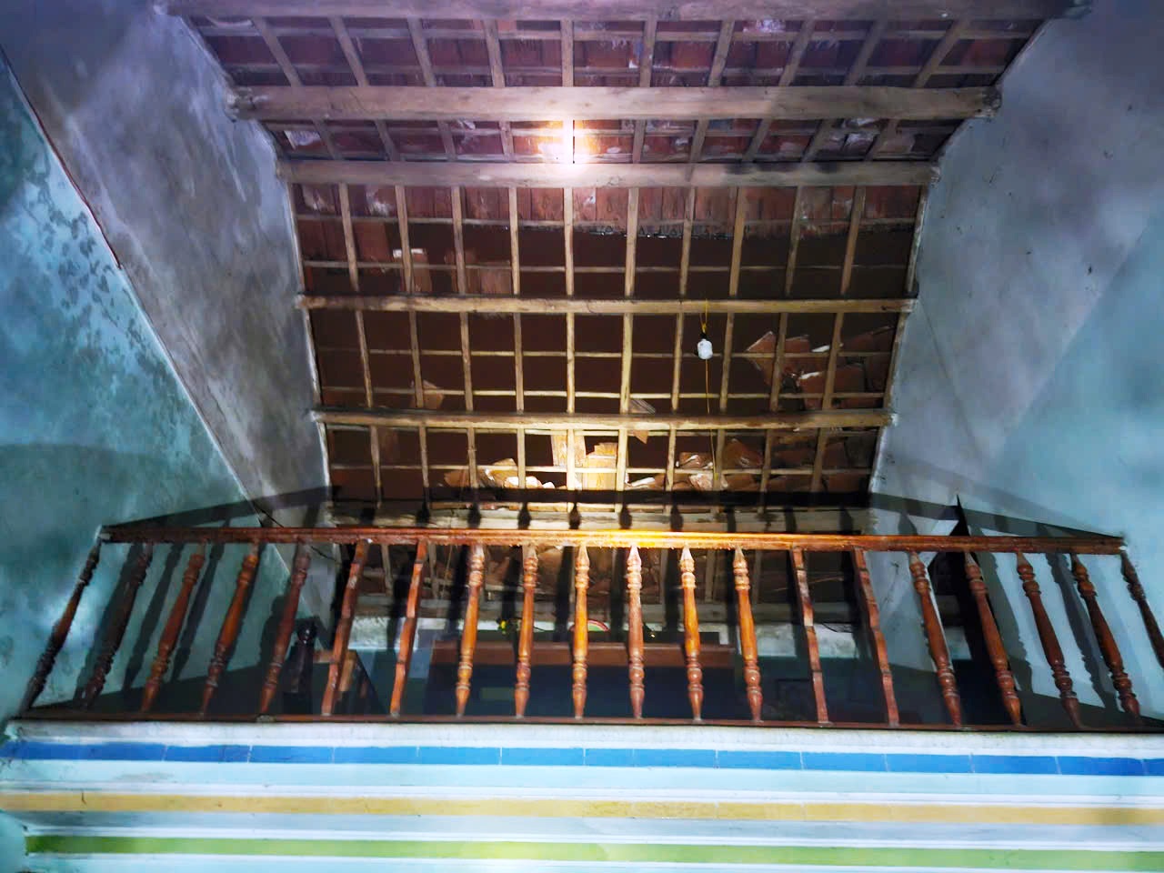 Đà Nẵng: Lốc xoáy làm 50 ngôi nhà tốc mái, 2 mẹ con bị thương nặng- Ảnh 2. Đà Nẵng: Lốc xoáy làm 50 ngôi nhà tốc mái, 2 mẹ con bị thương nặng- Ảnh 2.