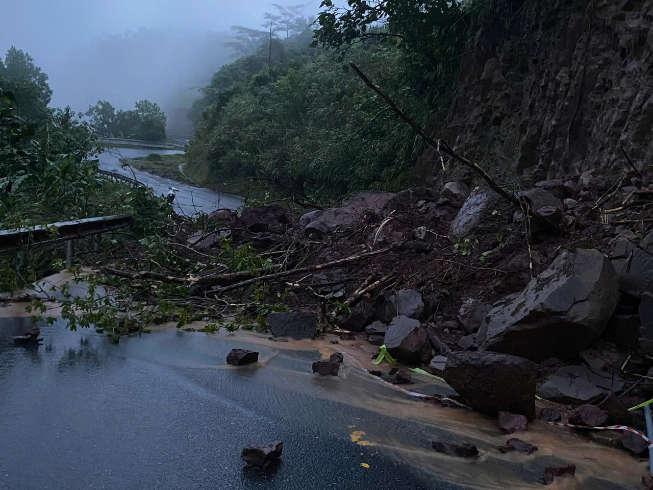 Mưa lớn lại gây ngập nhiều khu vực ở Quảng Trị- Ảnh 2. Mưa lớn lại gây ngập nhiều khu vực ở Quảng Trị- Ảnh 2.