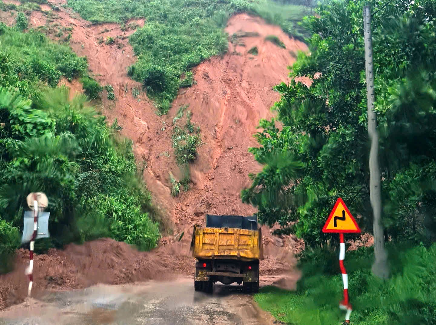 Mưa lớn cùng với thủy điện xả lũ, nhiều nơi ở Đà Nẵng ngập sâu trở lại- Ảnh 3. Mưa lớn cùng với thủy điện xả lũ, nhiều nơi ở Đà Nẵng ngập sâu trở lại- Ảnh 3.