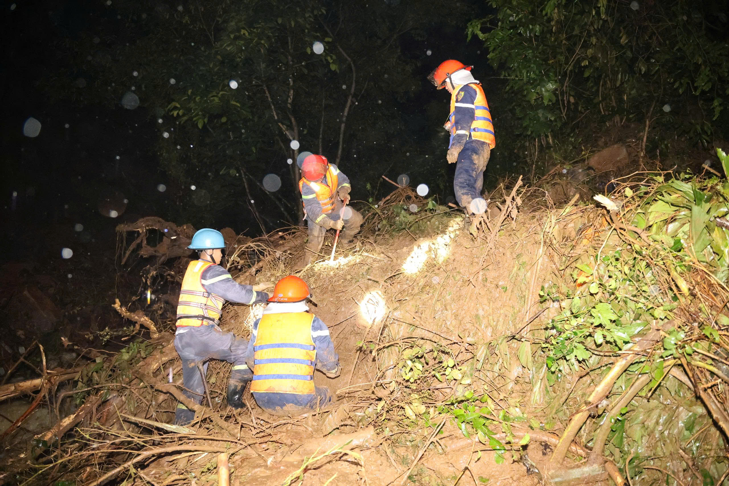 Lũ vượt báo động 3 trên hai sông Cái lớn nhất Khánh Hòa, cảnh báo ngập lụt - Ảnh 4. Lũ vượt báo động 3 trên hai sông Cái lớn nhất Khánh Hòa, cảnh báo ngập lụt - Ảnh 4.