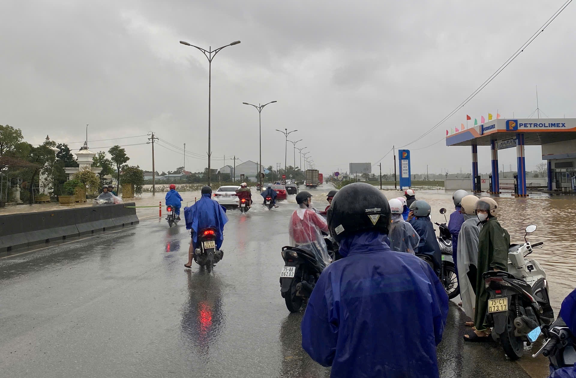 Nước lũ sông Bồ dâng cao tại Huế , học sinh nghỉ học khẩn cấp - Ảnh 1. Nước lũ sông Bồ dâng cao tại Huế , học sinh nghỉ học khẩn cấp - Ảnh 1.