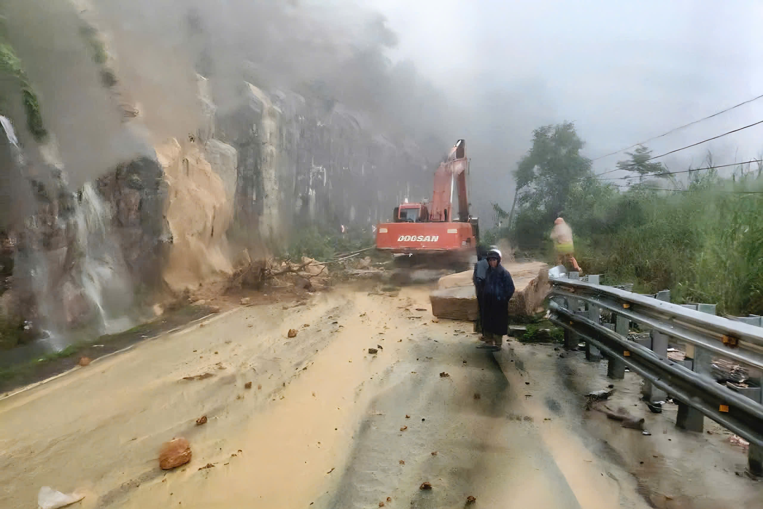 Lũ vượt báo động 3 trên hai sông Cái lớn nhất Khánh Hòa, cảnh báo ngập lụt - Ảnh 2. Lũ vượt báo động 3 trên hai sông Cái lớn nhất Khánh Hòa, cảnh báo ngập lụt - Ảnh 2.