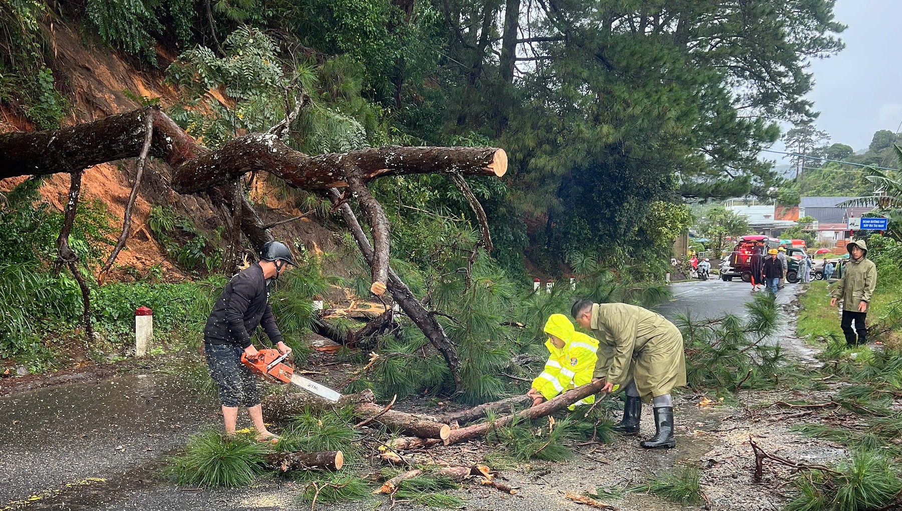 CSGT Lâm Đồng hỗ trợ xe mắc kẹt tại đèo Khánh Vĩnh do sạt lở đất - Ảnh 5. CSGT Lâm Đồng hỗ trợ xe mắc kẹt tại đèo Khánh Vĩnh do sạt lở đất - Ảnh 5.