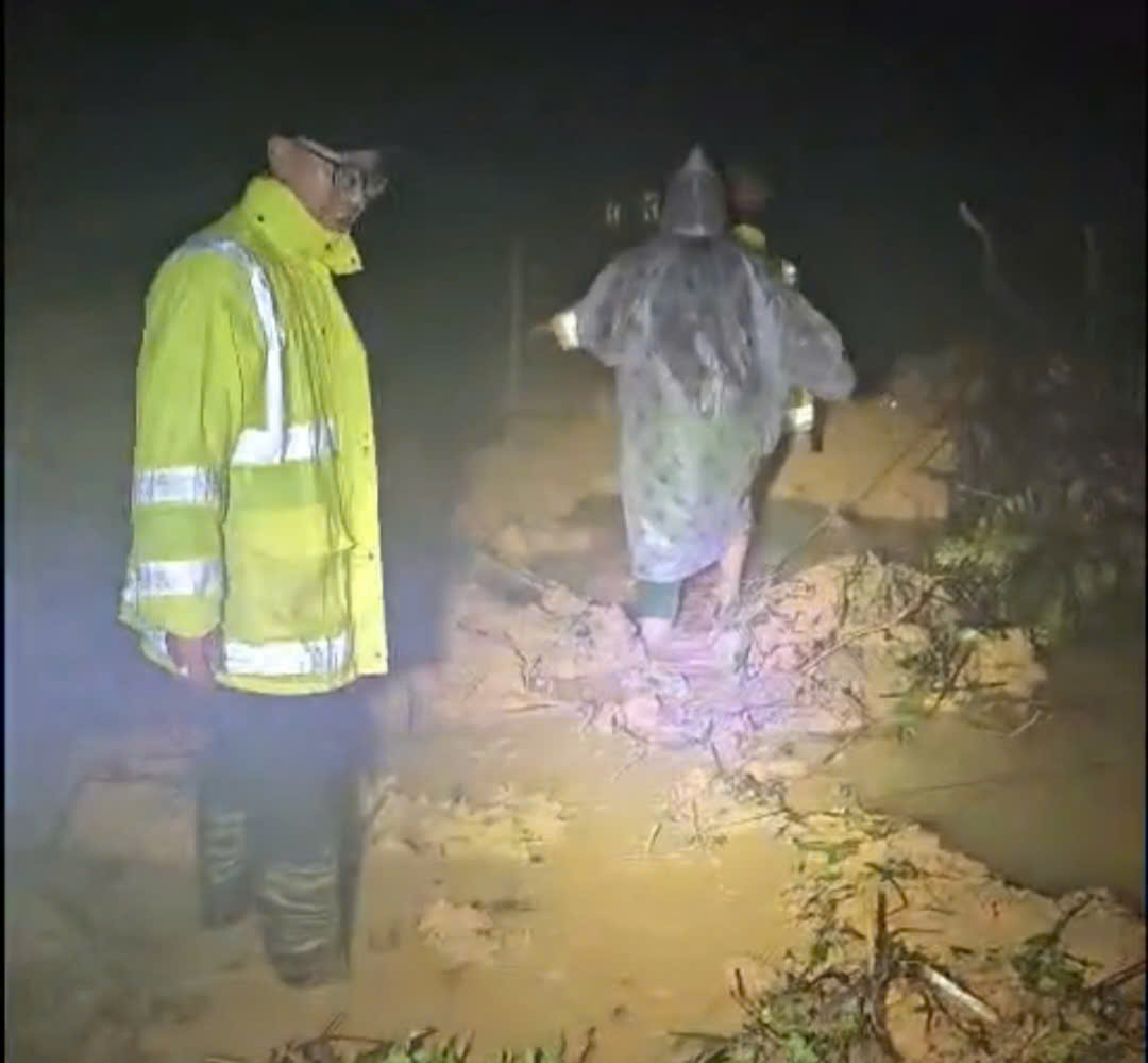 CSGT Lâm Đồng hỗ trợ xe mắc kẹt tại đèo Khánh Vĩnh do sạt lở đất - Ảnh 2. CSGT Lâm Đồng hỗ trợ xe mắc kẹt tại đèo Khánh Vĩnh do sạt lở đất - Ảnh 2.