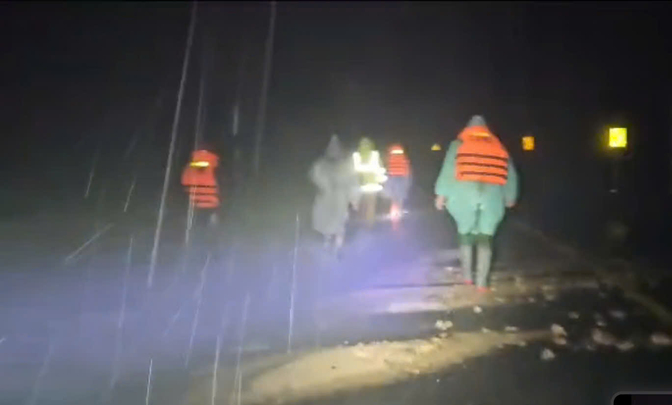 CSGT Lâm Đồng hỗ trợ xe mắc kẹt tại đèo Khánh Vĩnh do sạt lở đất - Ảnh 1. CSGT Lâm Đồng hỗ trợ xe mắc kẹt tại đèo Khánh Vĩnh do sạt lở đất - Ảnh 1.