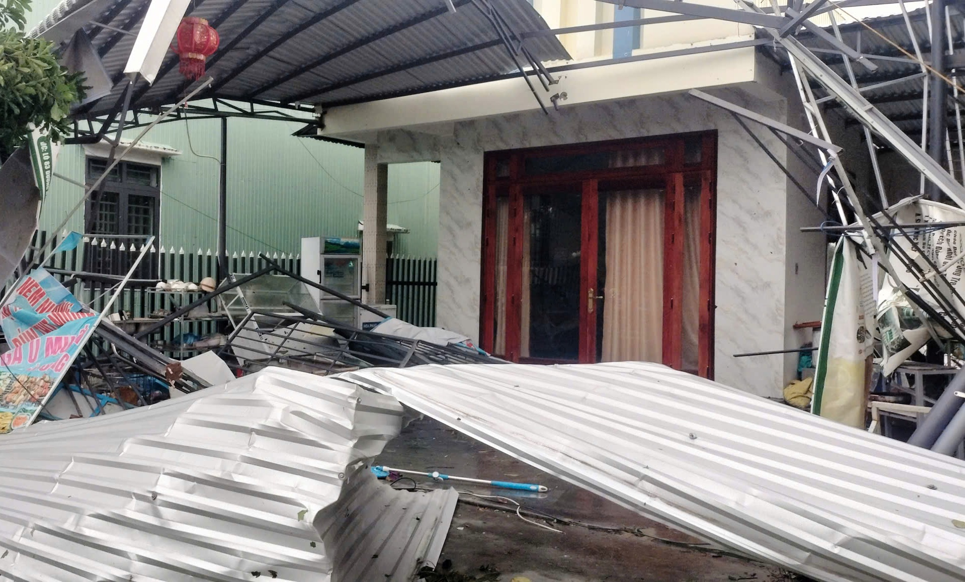 ‘Lốc xoáy kèm ánh sáng kỳ lạ quét qua mấy chục giây mà cuốn phăng tất cả’- Ảnh 11. ‘Lốc xoáy kèm ánh sáng kỳ lạ quét qua mấy chục giây mà cuốn phăng tất cả’- Ảnh 11.