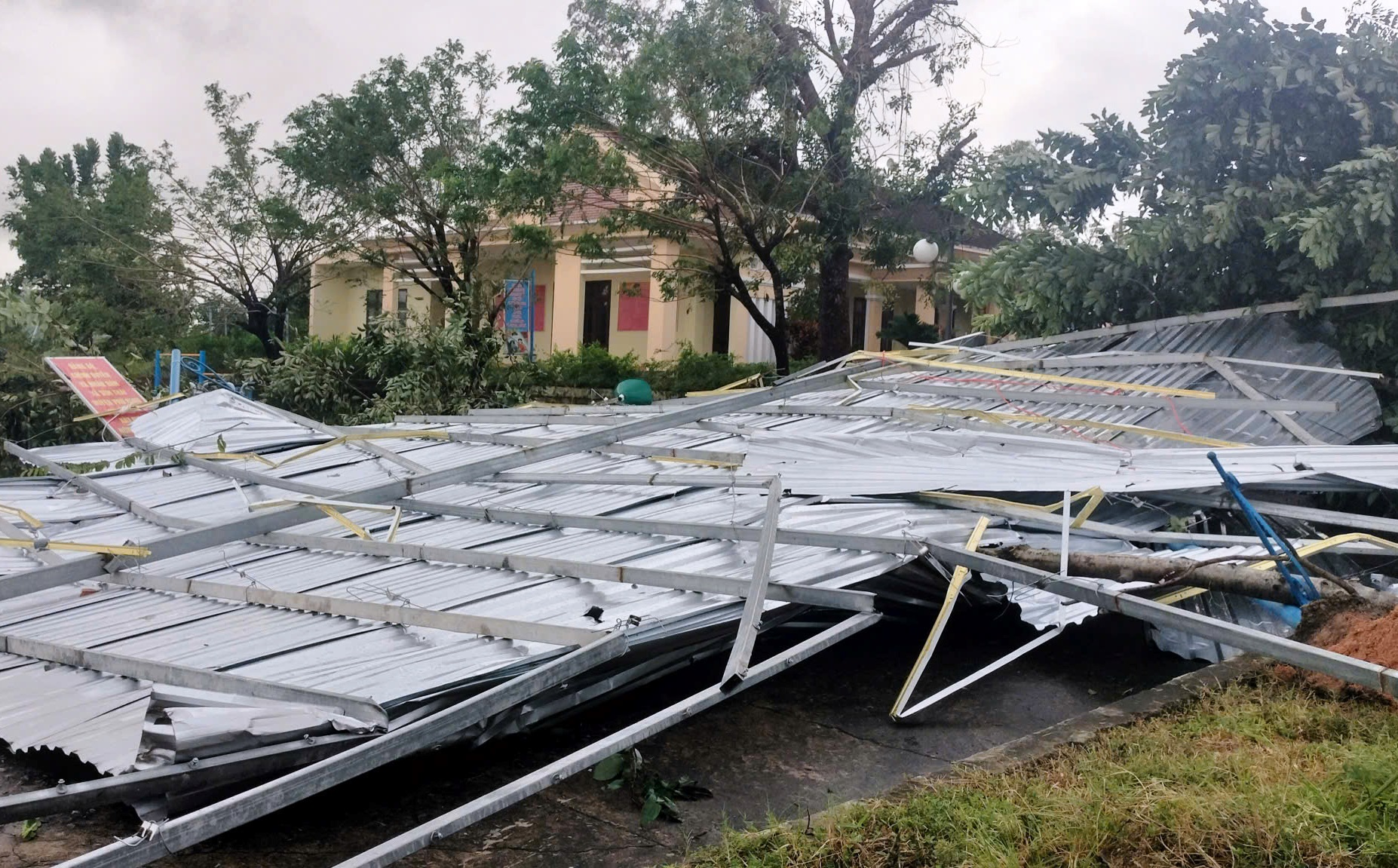 ‘Lốc xoáy kèm ánh sáng kỳ lạ quét qua mấy chục giây mà cuốn phăng tất cả’- Ảnh 7. ‘Lốc xoáy kèm ánh sáng kỳ lạ quét qua mấy chục giây mà cuốn phăng tất cả’- Ảnh 7.