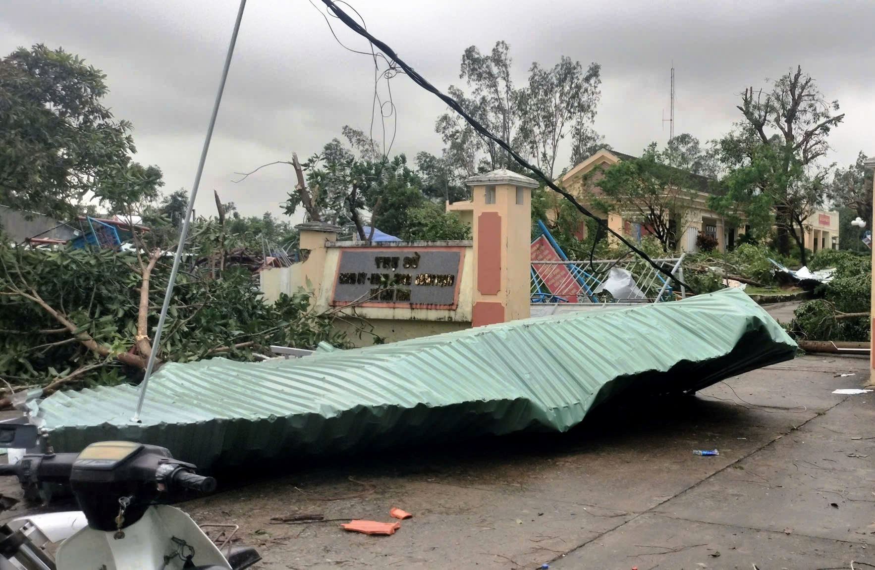 ‘Lốc xoáy kèm ánh sáng kỳ lạ quét qua mấy chục giây mà cuốn phăng tất cả’- Ảnh 12. ‘Lốc xoáy kèm ánh sáng kỳ lạ quét qua mấy chục giây mà cuốn phăng tất cả’- Ảnh 12.