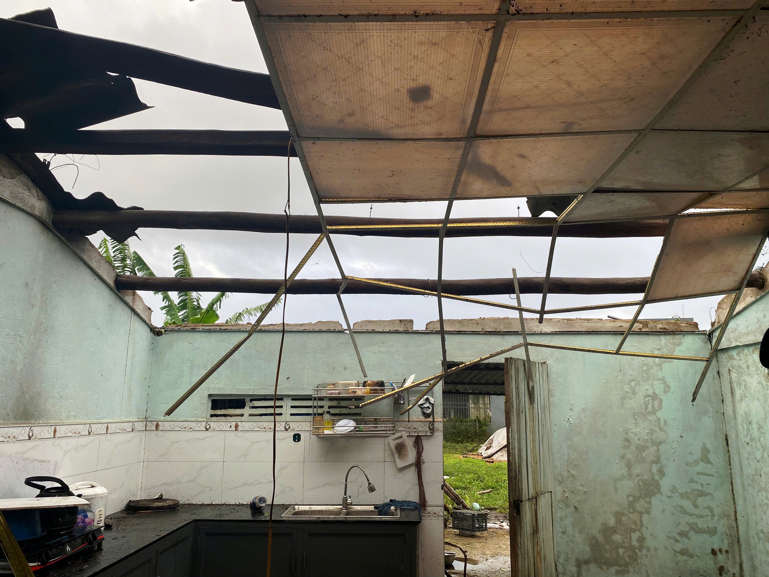 ‘Lốc xoáy kèm ánh sáng kỳ lạ quét qua mấy chục giây mà cuốn phăng tất cả’- Ảnh 3. ‘Lốc xoáy kèm ánh sáng kỳ lạ quét qua mấy chục giây mà cuốn phăng tất cả’- Ảnh 3.