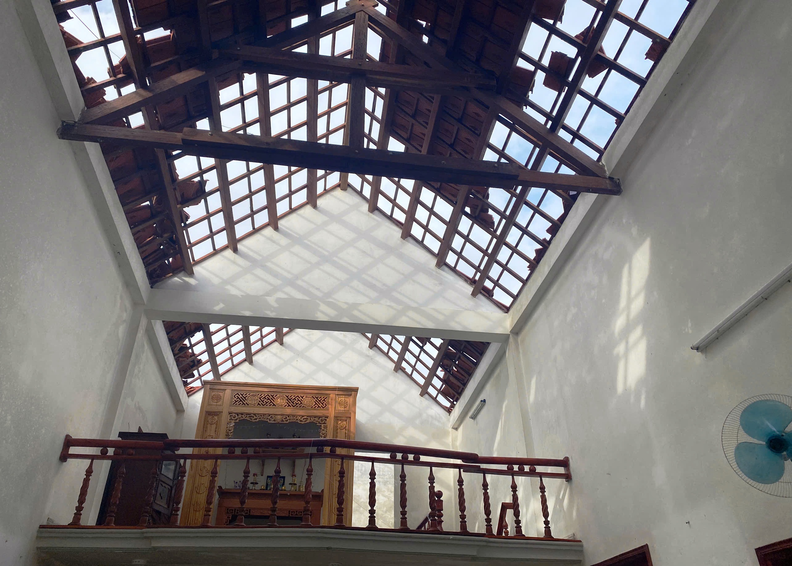 ‘Lốc xoáy kèm ánh sáng kỳ lạ quét qua mấy chục giây mà cuốn phăng tất cả’- Ảnh 4. ‘Lốc xoáy kèm ánh sáng kỳ lạ quét qua mấy chục giây mà cuốn phăng tất cả’- Ảnh 4.