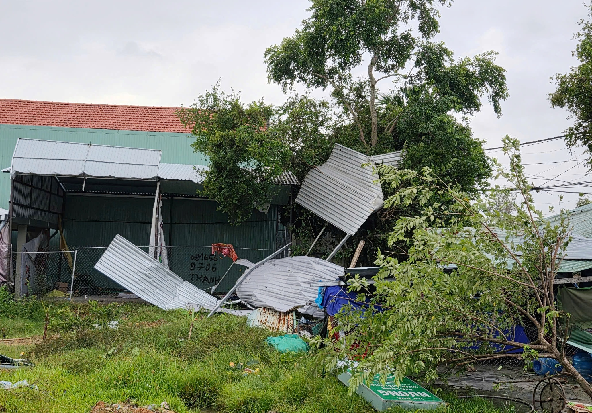 ‘Lốc xoáy kèm ánh sáng kỳ lạ quét qua mấy chục giây mà cuốn phăng tất cả’- Ảnh 5. ‘Lốc xoáy kèm ánh sáng kỳ lạ quét qua mấy chục giây mà cuốn phăng tất cả’- Ảnh 5.