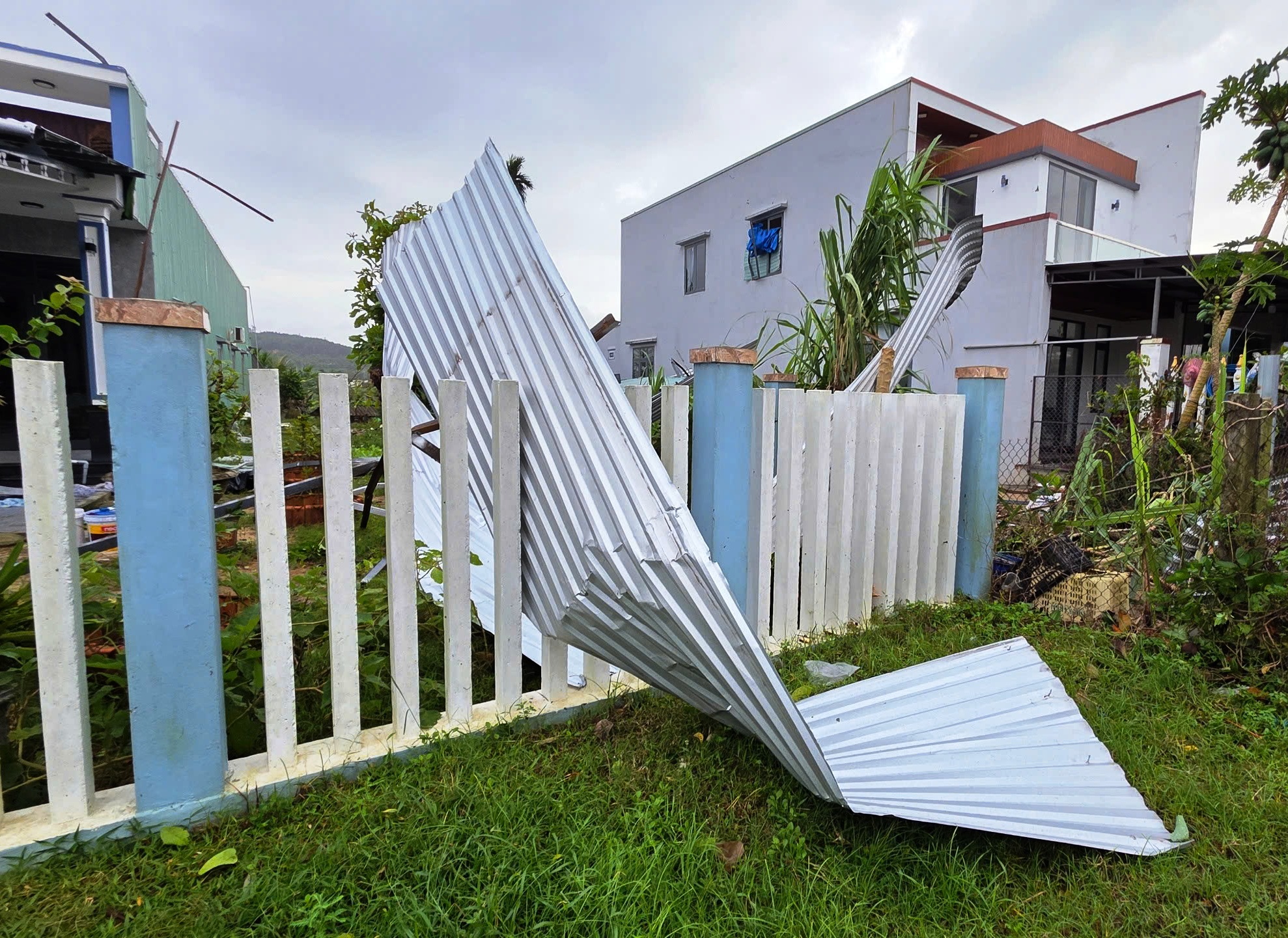 ‘Lốc xoáy kèm ánh sáng kỳ lạ quét qua mấy chục giây mà cuốn phăng tất cả’- Ảnh 10. ‘Lốc xoáy kèm ánh sáng kỳ lạ quét qua mấy chục giây mà cuốn phăng tất cả’- Ảnh 10.