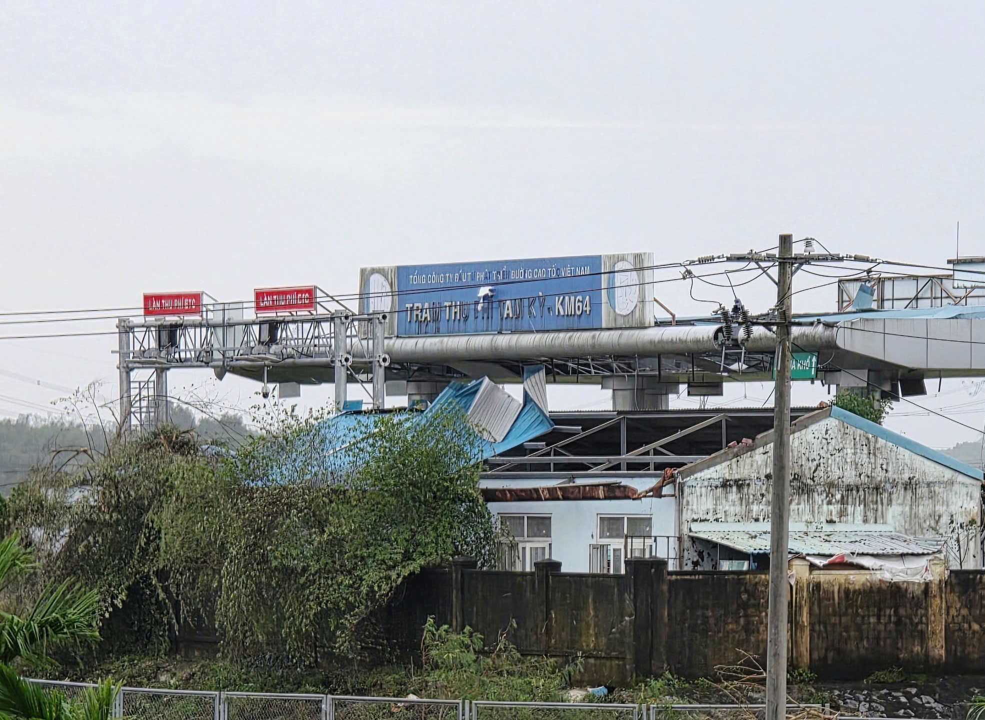 ‘Lốc xoáy kèm ánh sáng kỳ lạ quét qua mấy chục giây mà cuốn phăng tất cả’- Ảnh 8. ‘Lốc xoáy kèm ánh sáng kỳ lạ quét qua mấy chục giây mà cuốn phăng tất cả’- Ảnh 8.