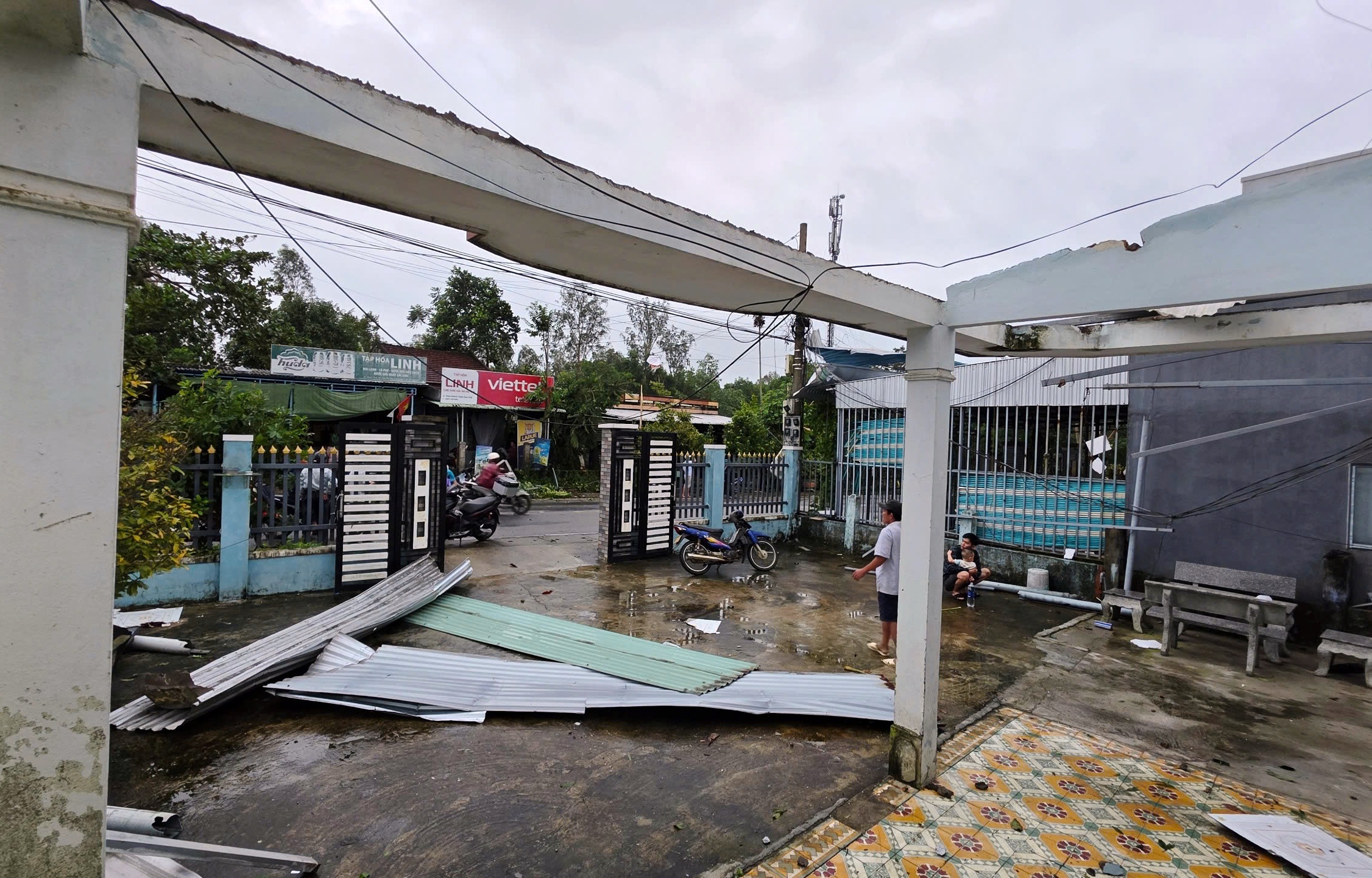 ‘Lốc xoáy kèm ánh sáng kỳ lạ quét qua mấy chục giây mà cuốn phăng tất cả’- Ảnh 6. ‘Lốc xoáy kèm ánh sáng kỳ lạ quét qua mấy chục giây mà cuốn phăng tất cả’- Ảnh 6.