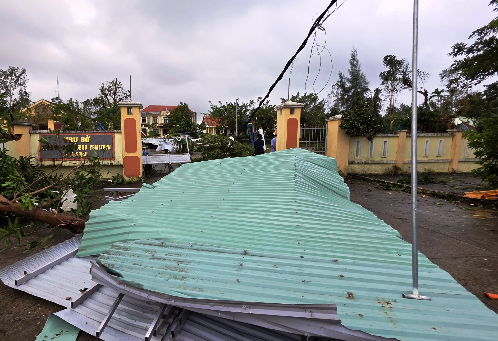 ‘Lốc xoáy kèm ánh sáng kỳ lạ quét qua mấy chục giây mà cuốn phăng tất cả’- Ảnh 9. ‘Lốc xoáy kèm ánh sáng kỳ lạ quét qua mấy chục giây mà cuốn phăng tất cả’- Ảnh 9.