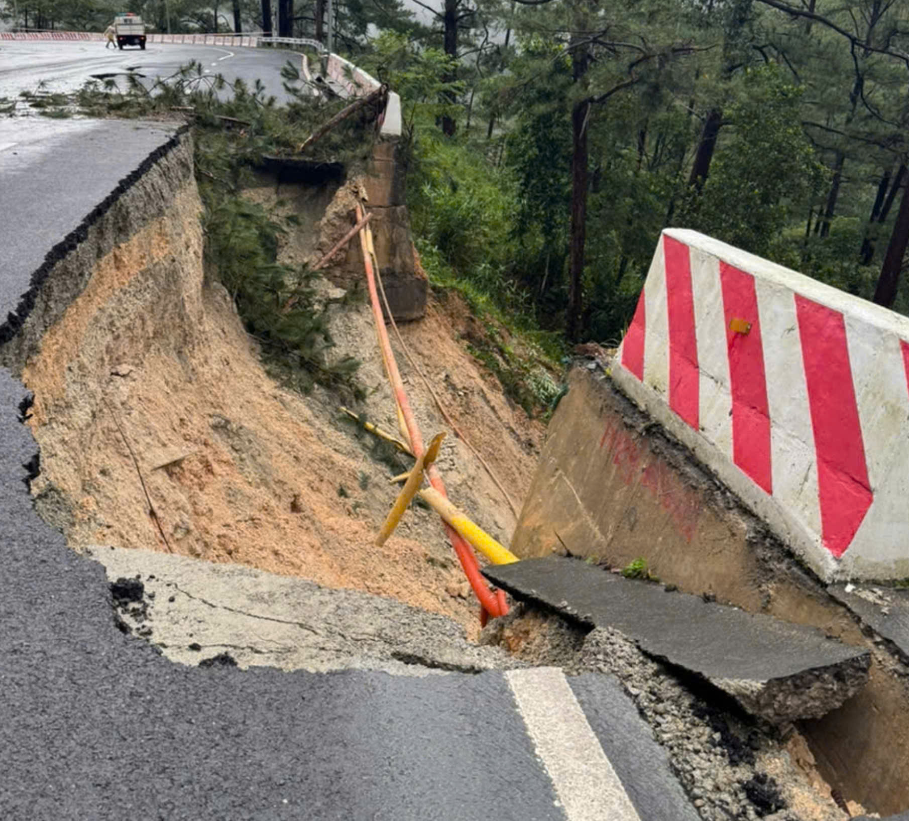 Đèo Prenn sụt lún nghiêm trọng, cấm các phương tiện lưu thông - Ảnh 1.