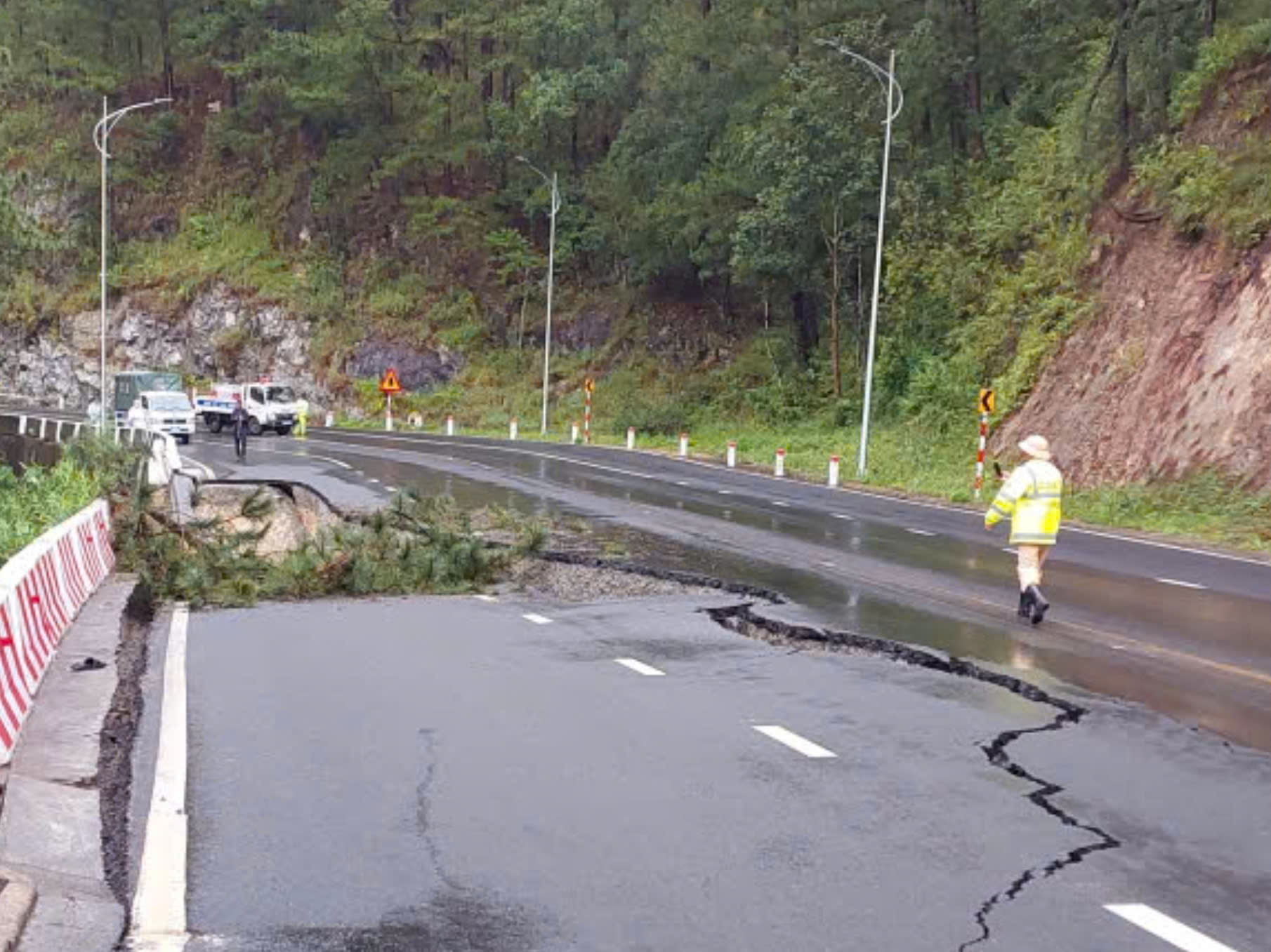 Đèo Prenn sụt lún nghiêm trọng, cấm các phương tiện lưu thông - Ảnh 2.