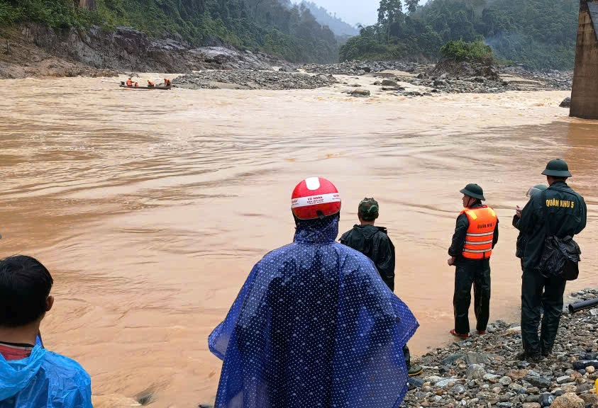 Đà Nẵng: Giải cứu 2 người dân mắc kẹt giữa dòng nước lũ suốt cả đêm- Ảnh 2. Đà Nẵng: Giải cứu 2 người dân mắc kẹt giữa dòng nước lũ suốt cả đêm- Ảnh 2.