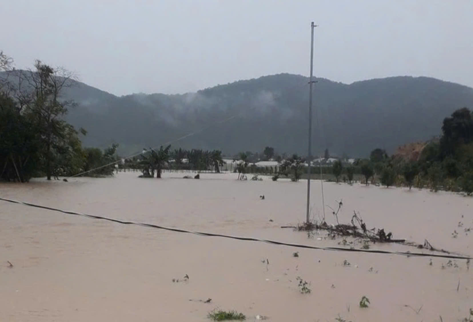 Thủy điện Đa Nhim tăng lưu lượng xả lũ, vùng hạ lưu bị ngập - Ảnh 1.