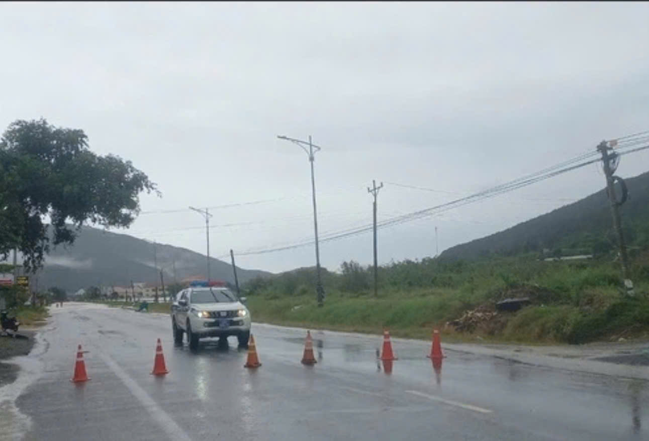 Thủy điện Đa Nhim tăng lưu lượng xả lũ, vùng hạ lưu bị ngập - Ảnh 6.