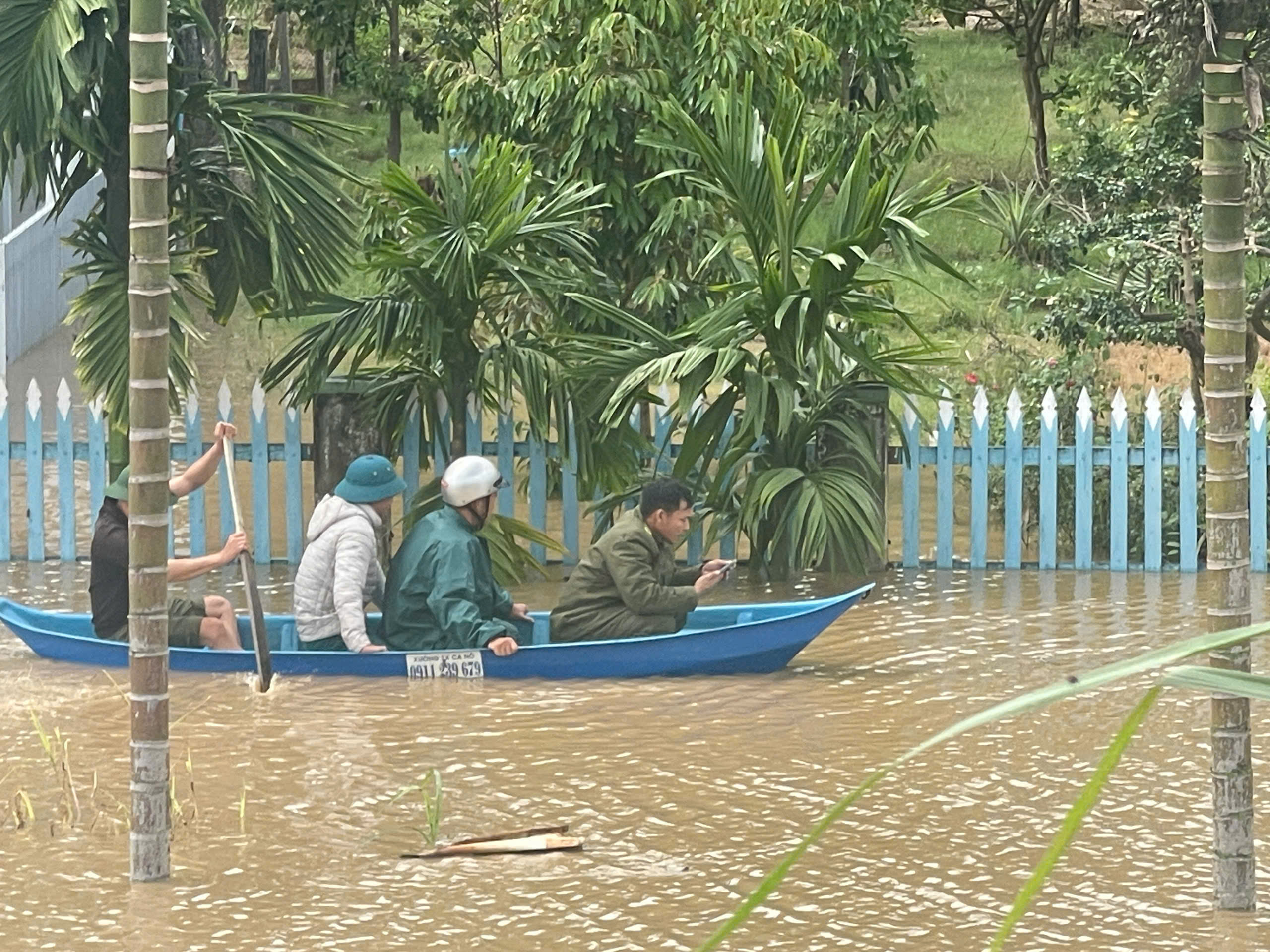 Đắk Lắk: Ngập sâu nhiều nơi, dân được di dời khẩn cấp - Ảnh 2. Đắk Lắk: Ngập sâu nhiều nơi, dân được di dời khẩn cấp - Ảnh 2.