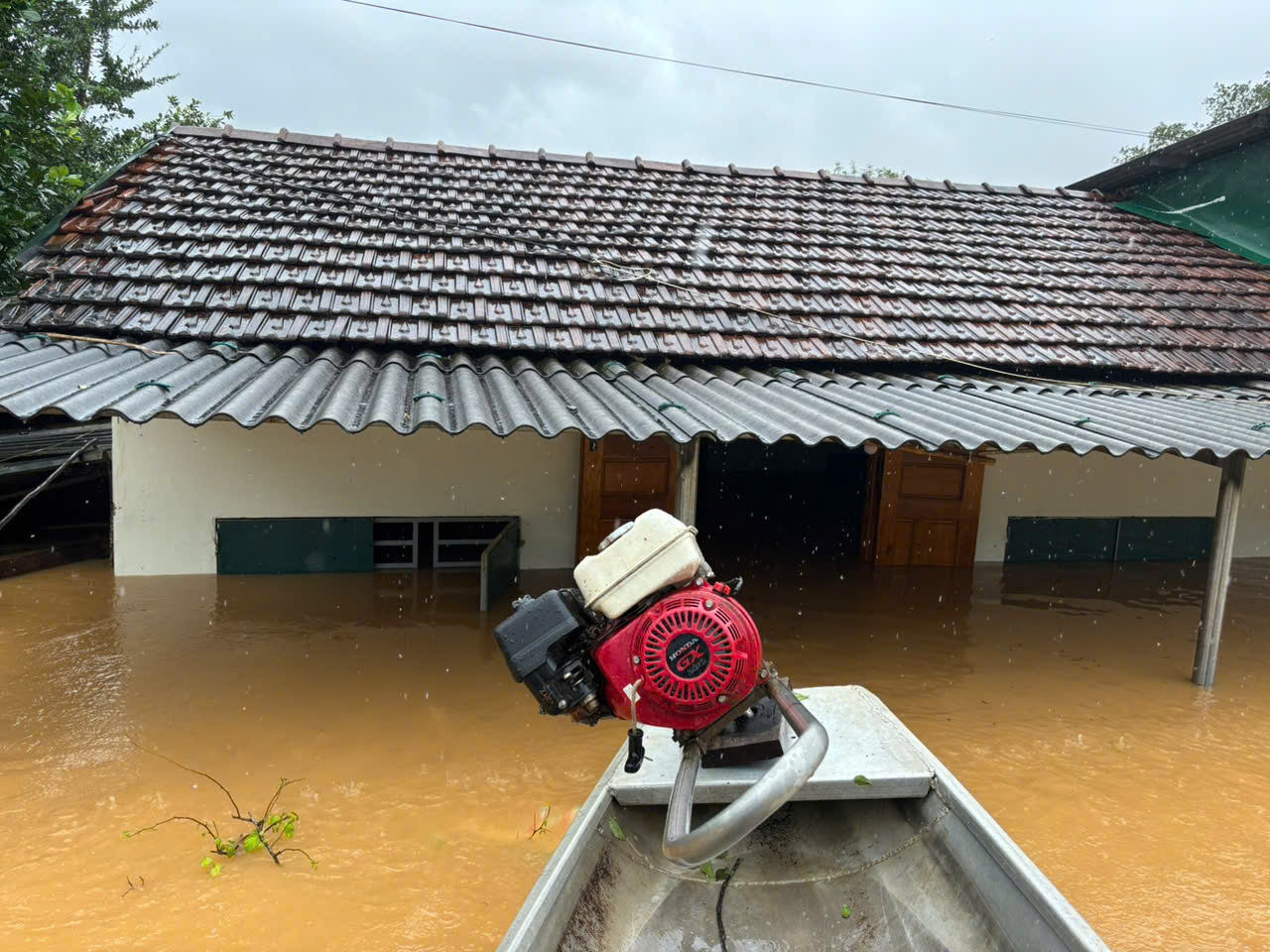 Nhà dân ở chiến khu xưa Ba Lòng ngập tới nóc, cả ngàn người sơ tán- Ảnh 4. Nhà dân ở chiến khu xưa Ba Lòng ngập tới nóc, cả ngàn người sơ tán- Ảnh 4.
