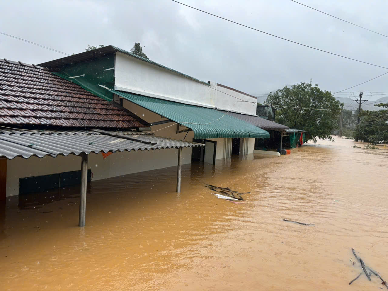 Nhà dân ở chiến khu xưa Ba Lòng ngập tới nóc, cả ngàn người sơ tán- Ảnh 1. Nhà dân ở chiến khu xưa Ba Lòng ngập tới nóc, cả ngàn người sơ tán- Ảnh 1.